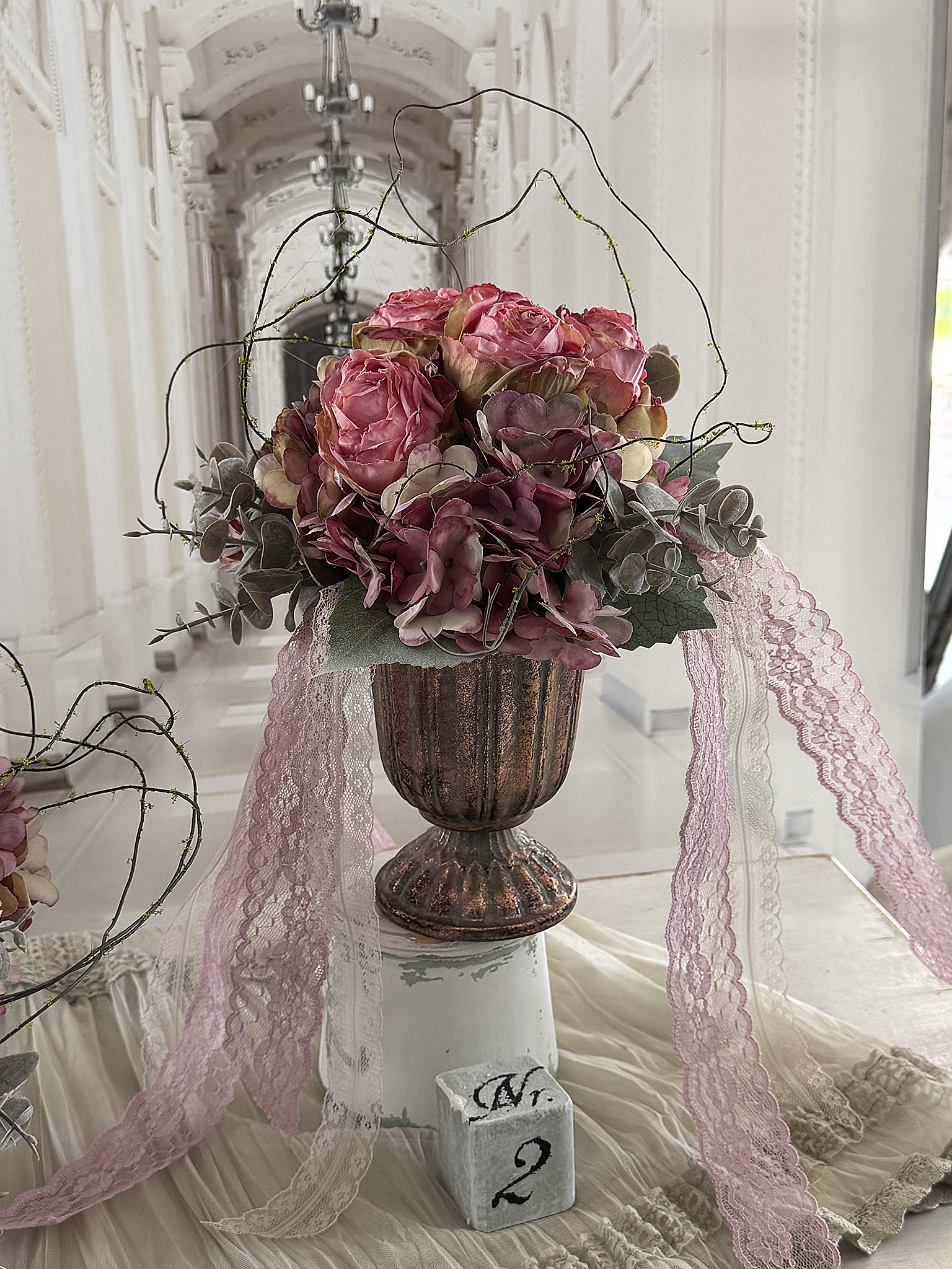 Handgearbeitete Seidensträuße mit Amphore***