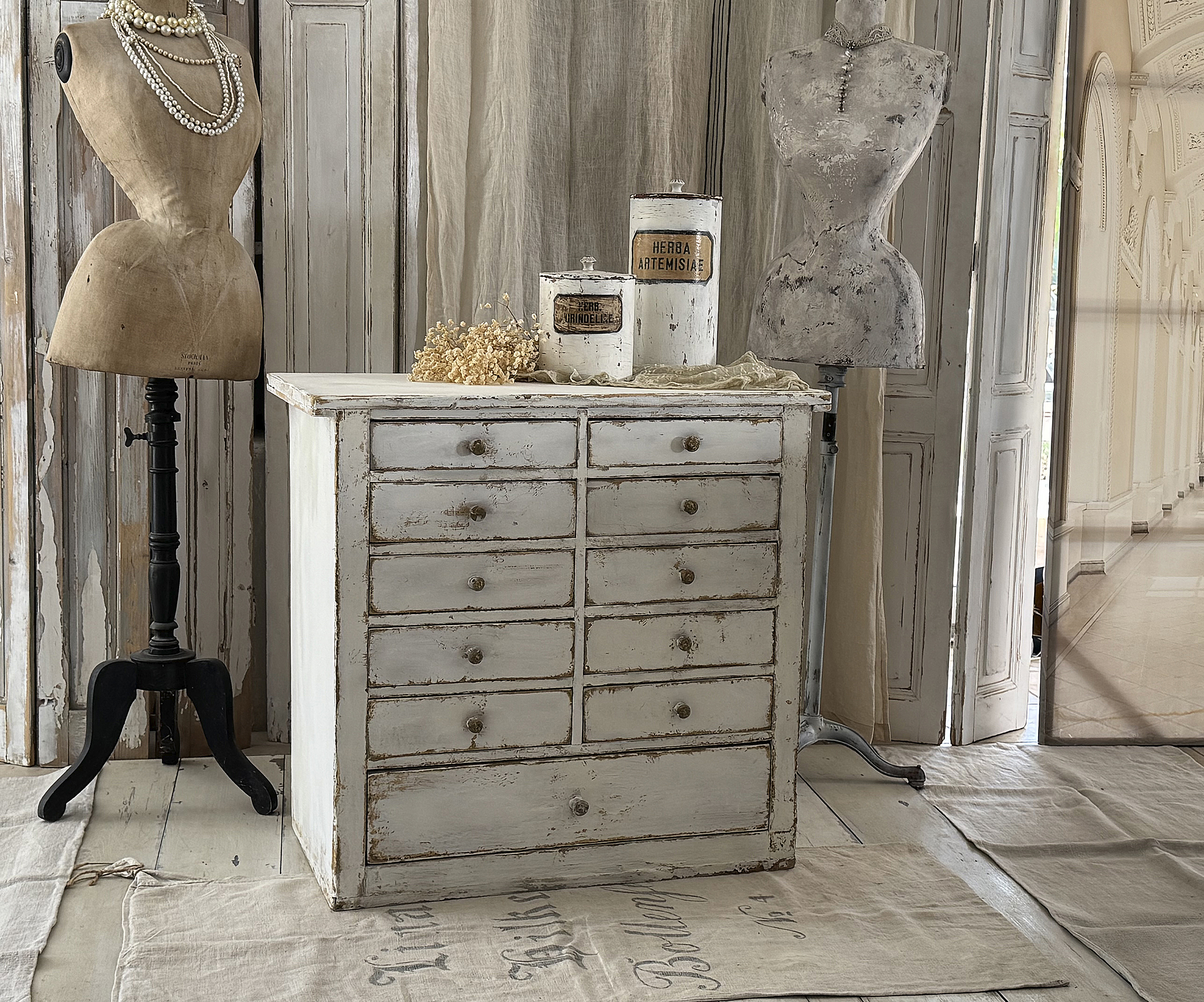 Alter Schubladenschrank aus Vollholz mit 11 Schubladen – Originaler Shabby-Charme***