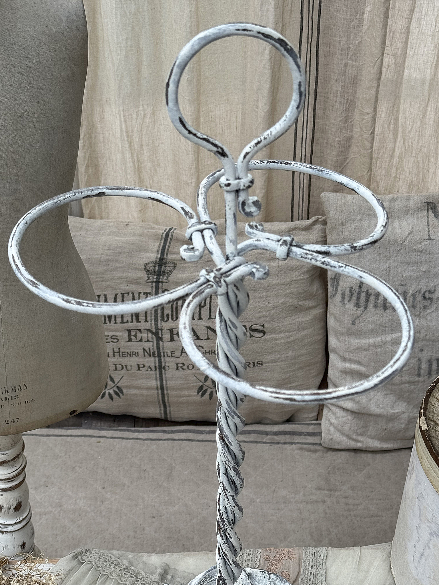 Dekorativer Halter aus Metall im Vintage-Stil Metallständer in Weiß mit kreativen Halterungen für Dekorationselemente