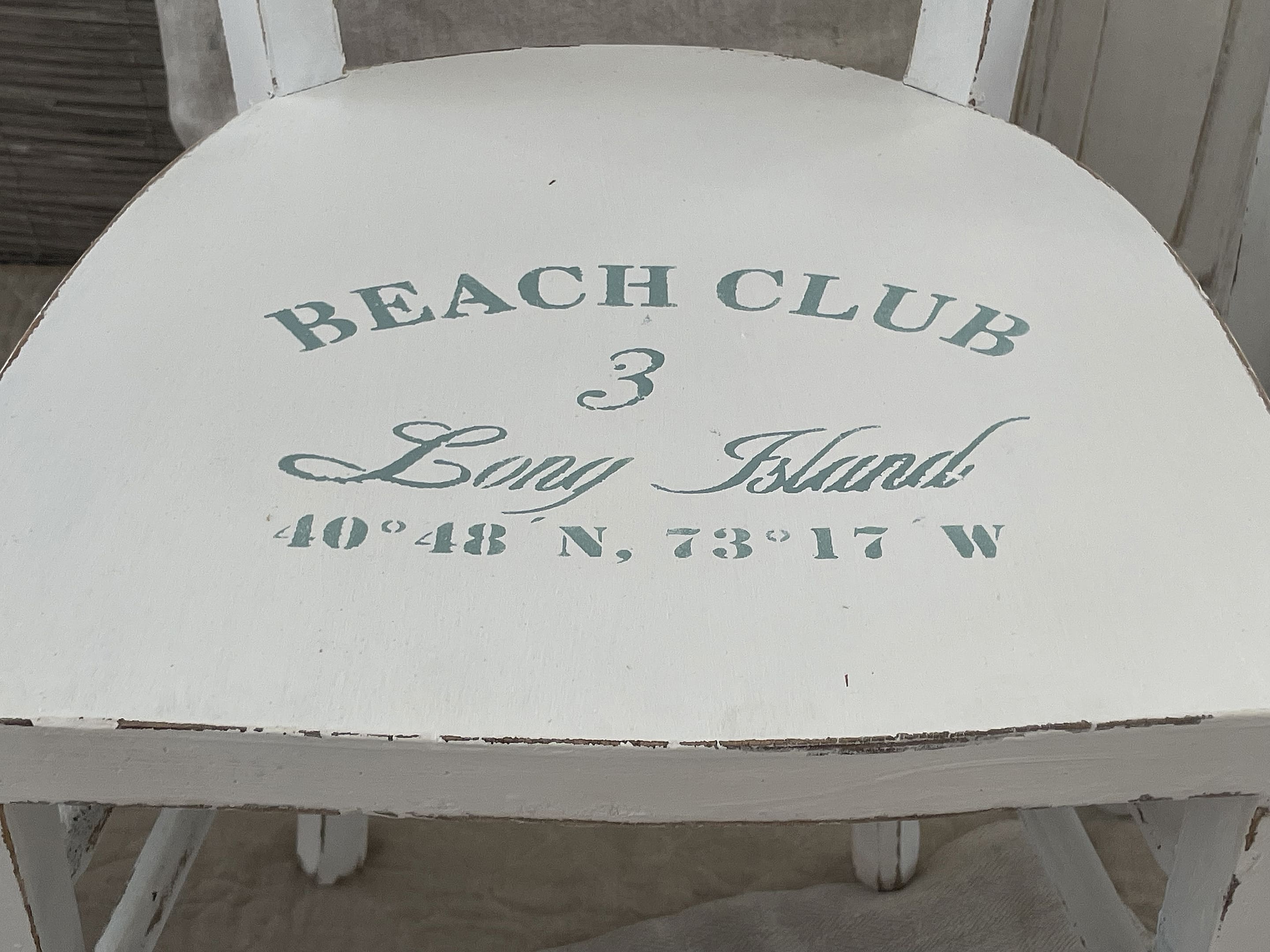 Sitzmöbel mit Beach Club Design aus Long Island Holzstuhl mit weißer Oberfläche und Beach Club 3 Long Island Aufdruck