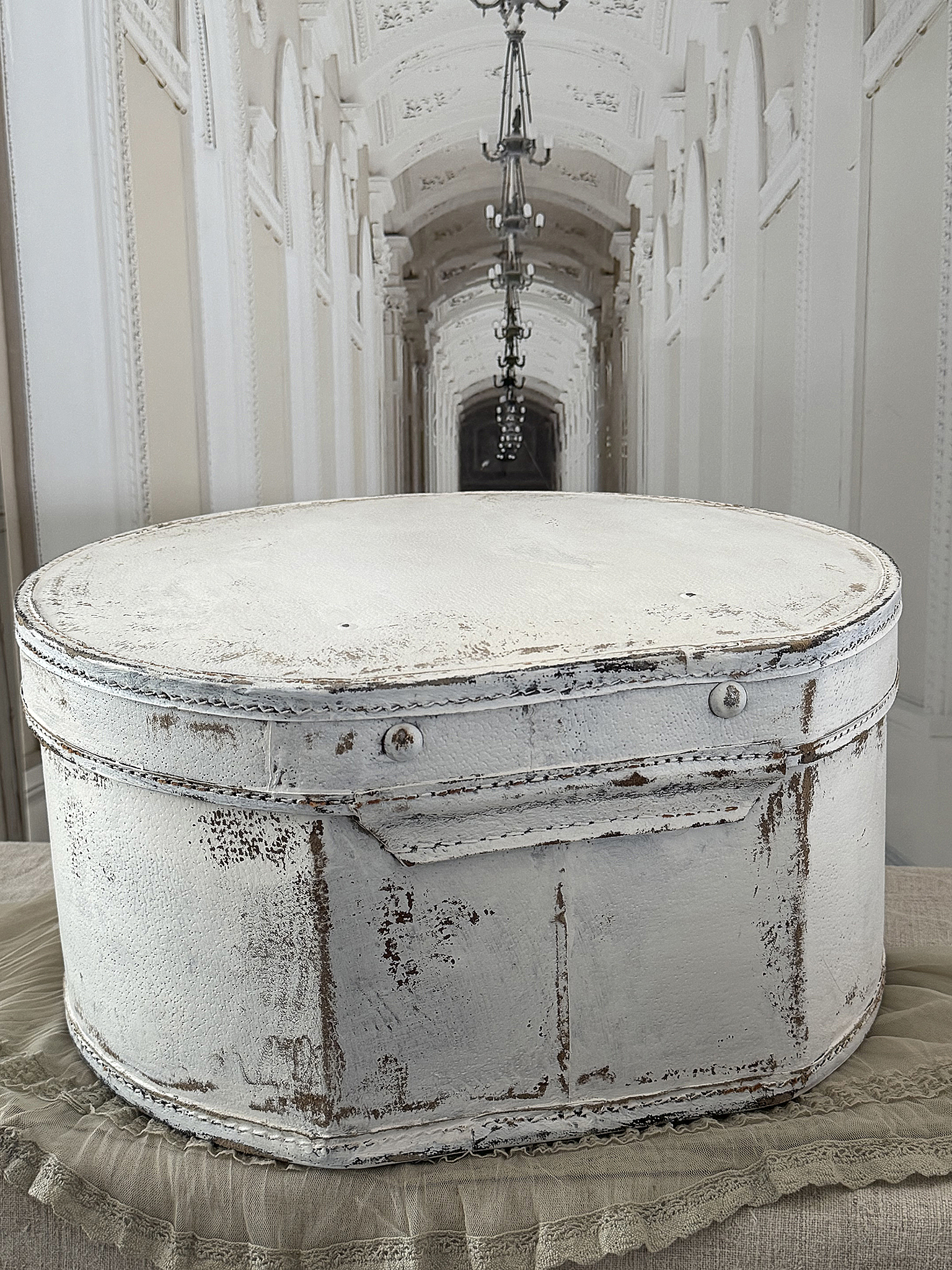 Alter Hutkoffer im mattweißen Shabby-Chic – ein bezauberndes Vintage-Schätzchen mit Patina***