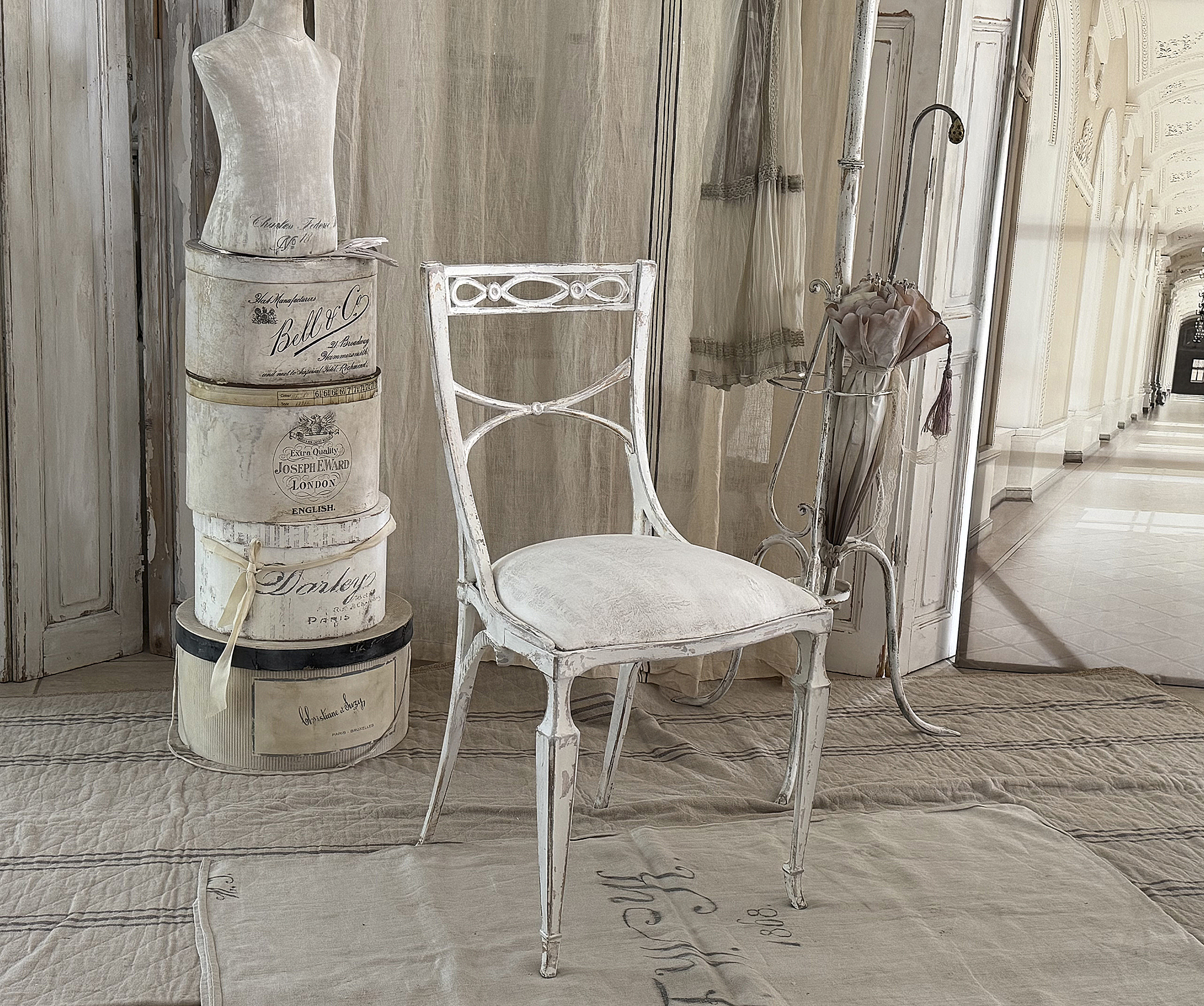 Alter edler Metallstuhl mit Polster***