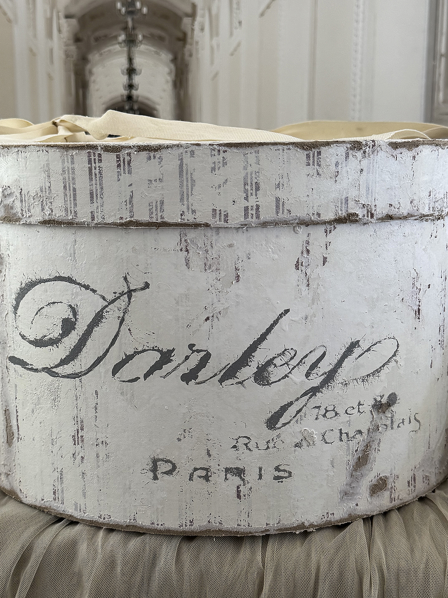 Alte, runde Hutschachtel „Darley Paris“