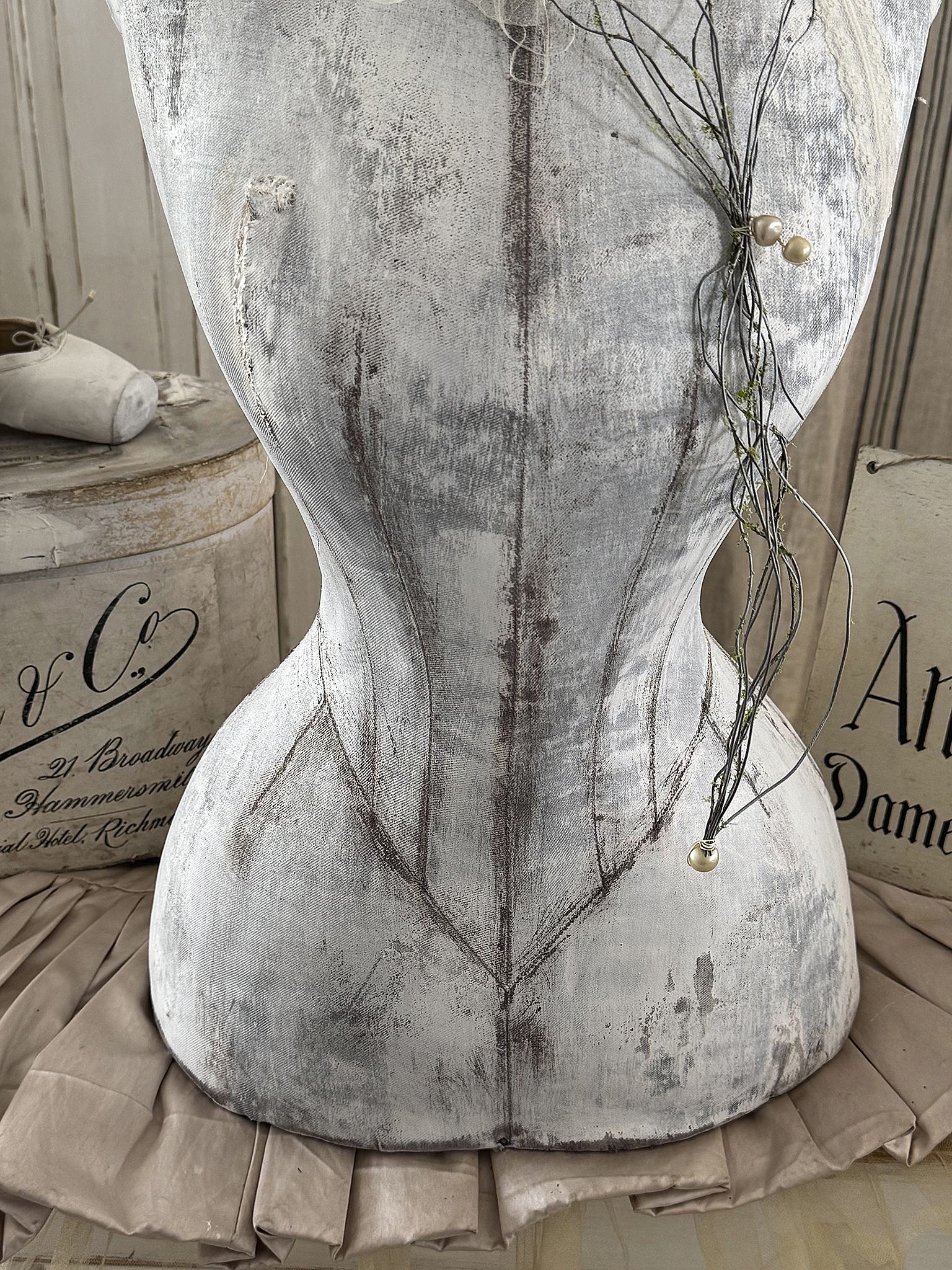 Reserviert! Antiker Schneider-Torso „Zarte Taille“ im romantischen Vintage-Look***