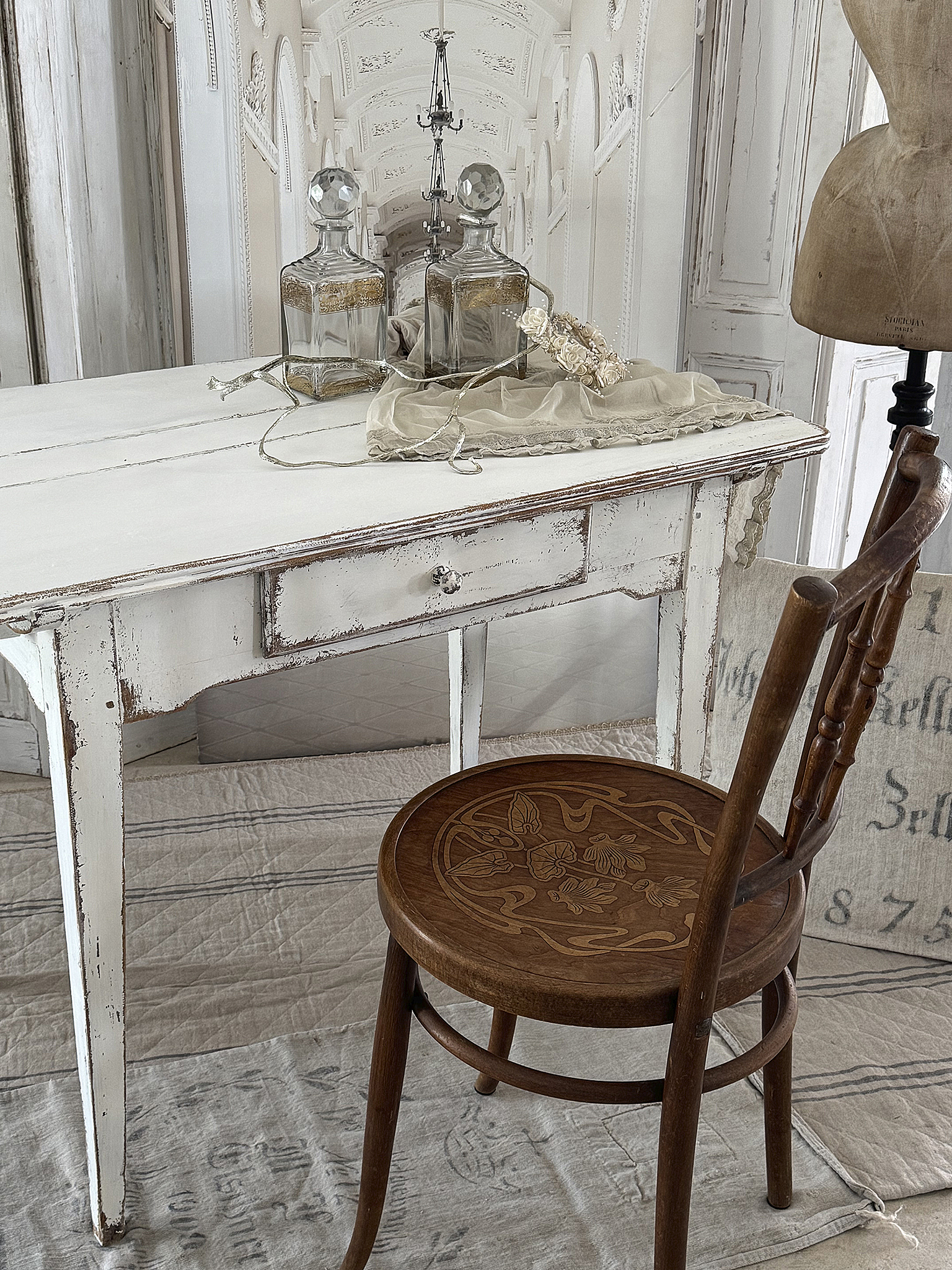 Antiker Shabby Tisch im weißen Kleid***