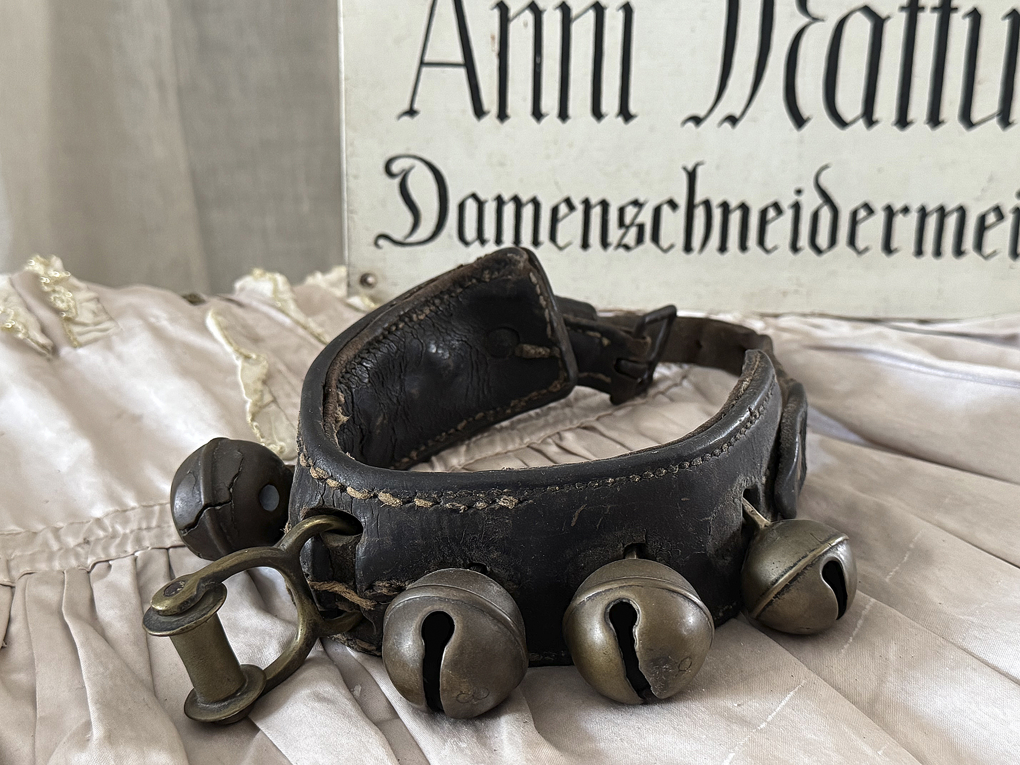 Antikes Schellenband aus Leder mit Messing-Schellen – rustikales Unikat***