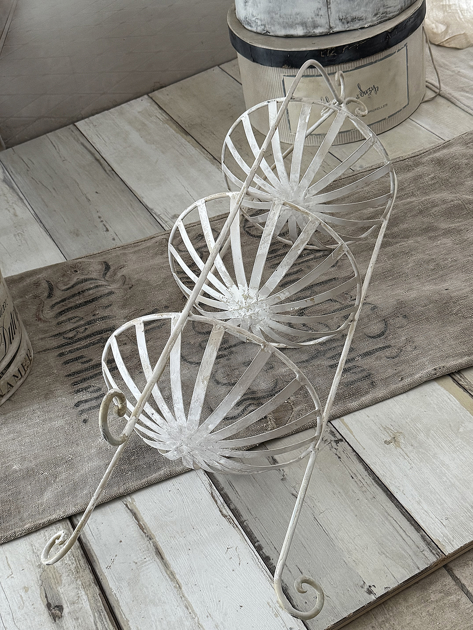 Hohe Etagere aus Frankreich – französischer Vintage-Flair***