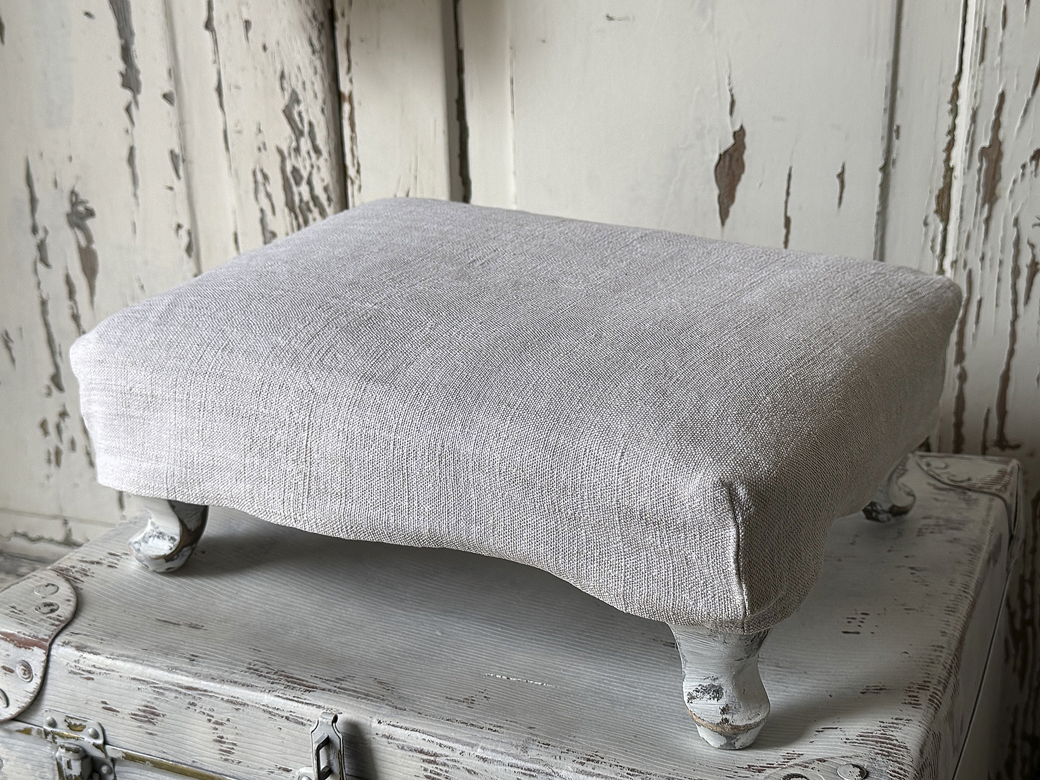 Verwandlungskünstler im Shabby-Look – Alter Gobelin-Fußhocker***