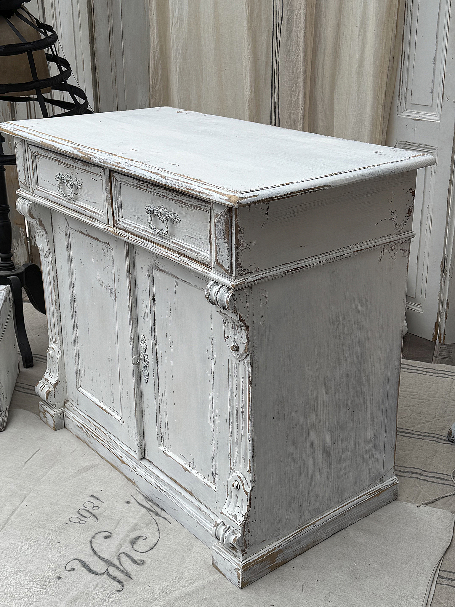 Eleganter, antiker Küchenschrank in Weiß mit zwei Schubladen und Tür Antiker Küchenschrank in Weiß, mit feinen Details und elegantem Design