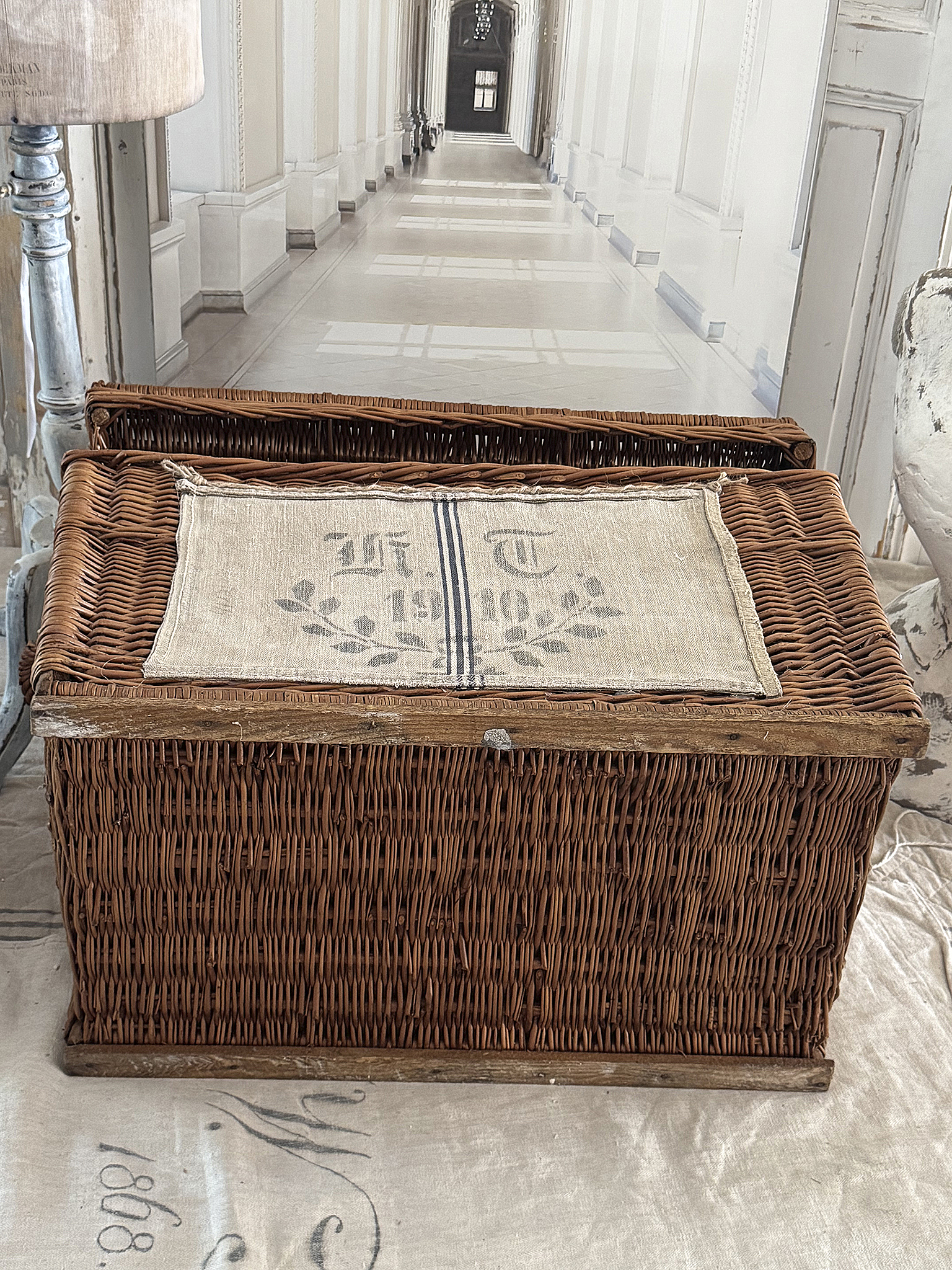 Große, alte Weidentruhe – nostalgischer Charme trifft Funktionalität***