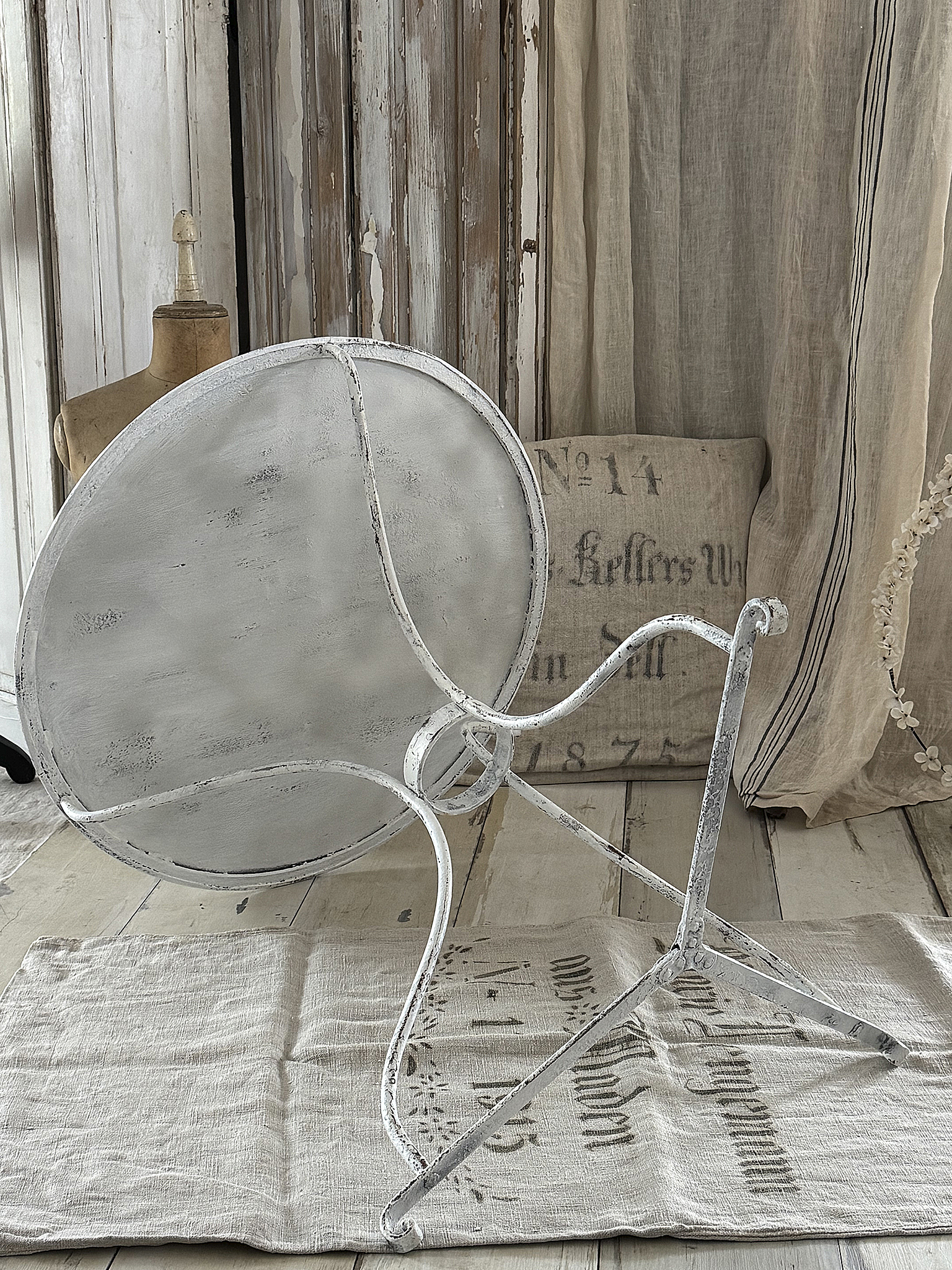 Charmanter französischer Vintage-Gartentisch aus Eisen