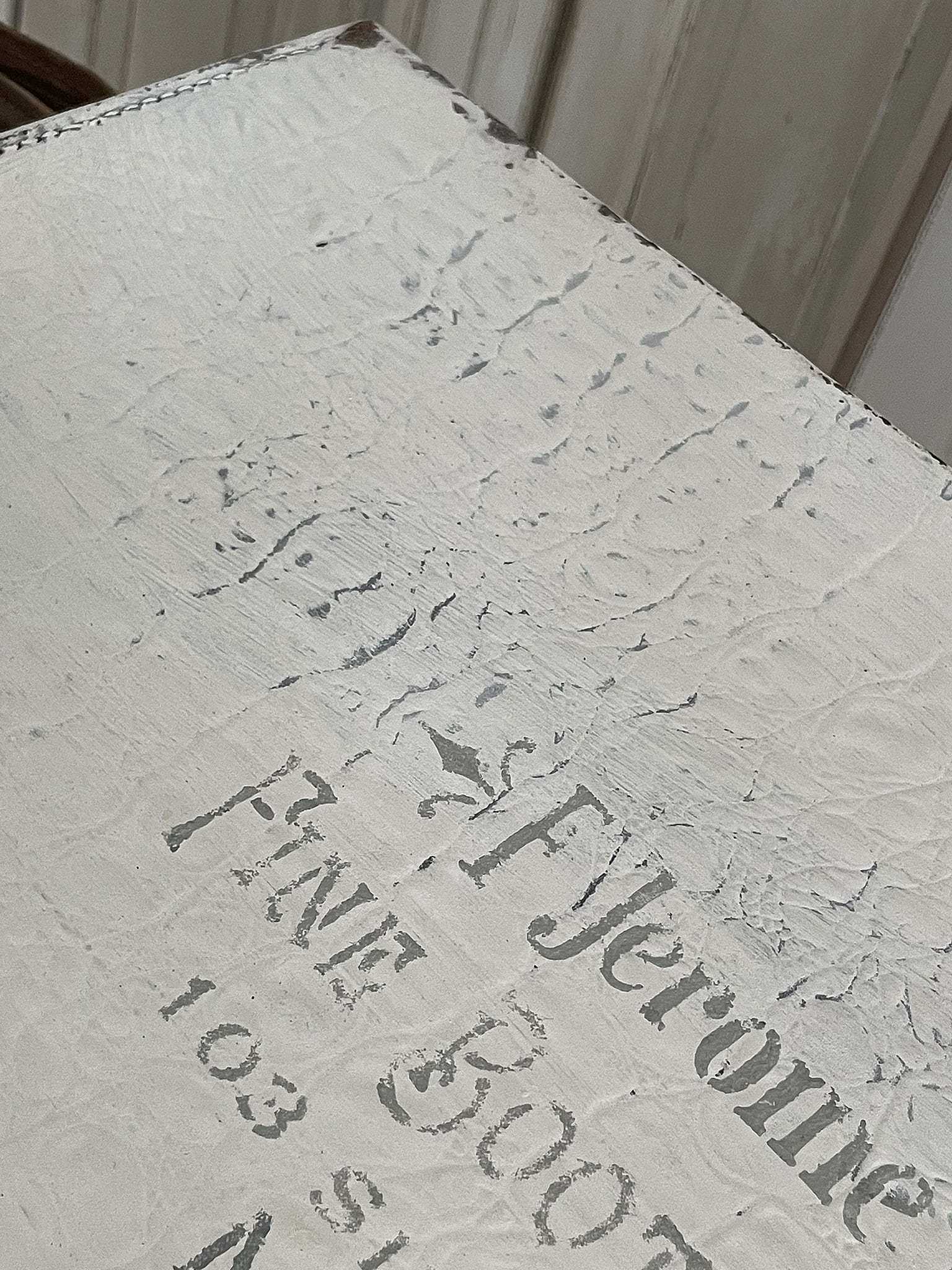 Detailaufnahme eines antiken Holzschildes mit der Beschriftung F. Jerome, Fine Boots, 103 St. N.