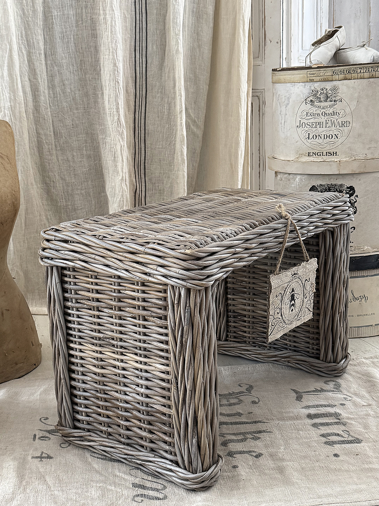 Schöne Sitzbank aus Naturweide – hochwertiger Vintage-Charme***
