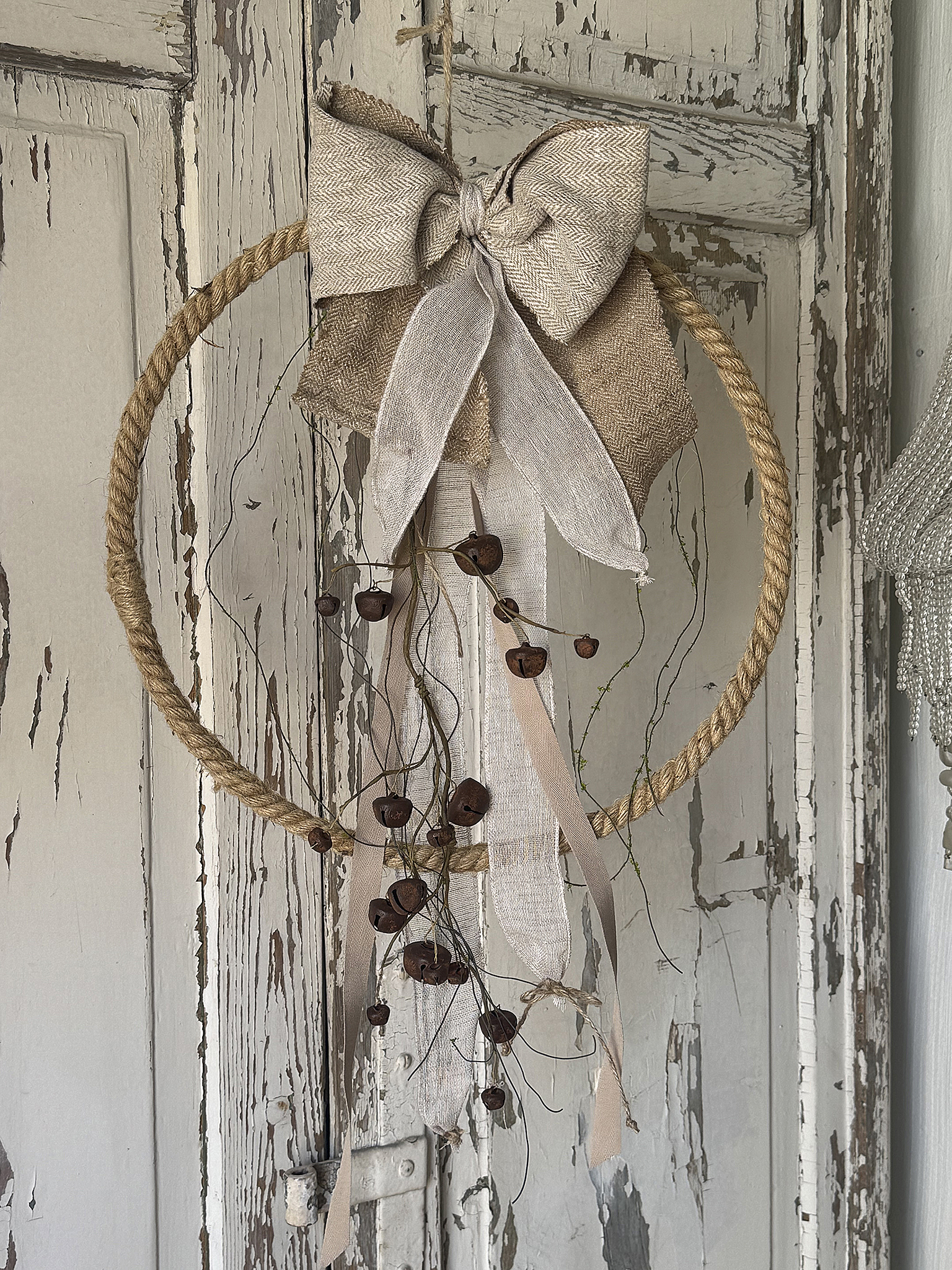 Zauberhafter Schellenkranz mit altem Leinen und sanften Elfenklängen – Romantischer Shabby Chic mit nostalgischem Charme***