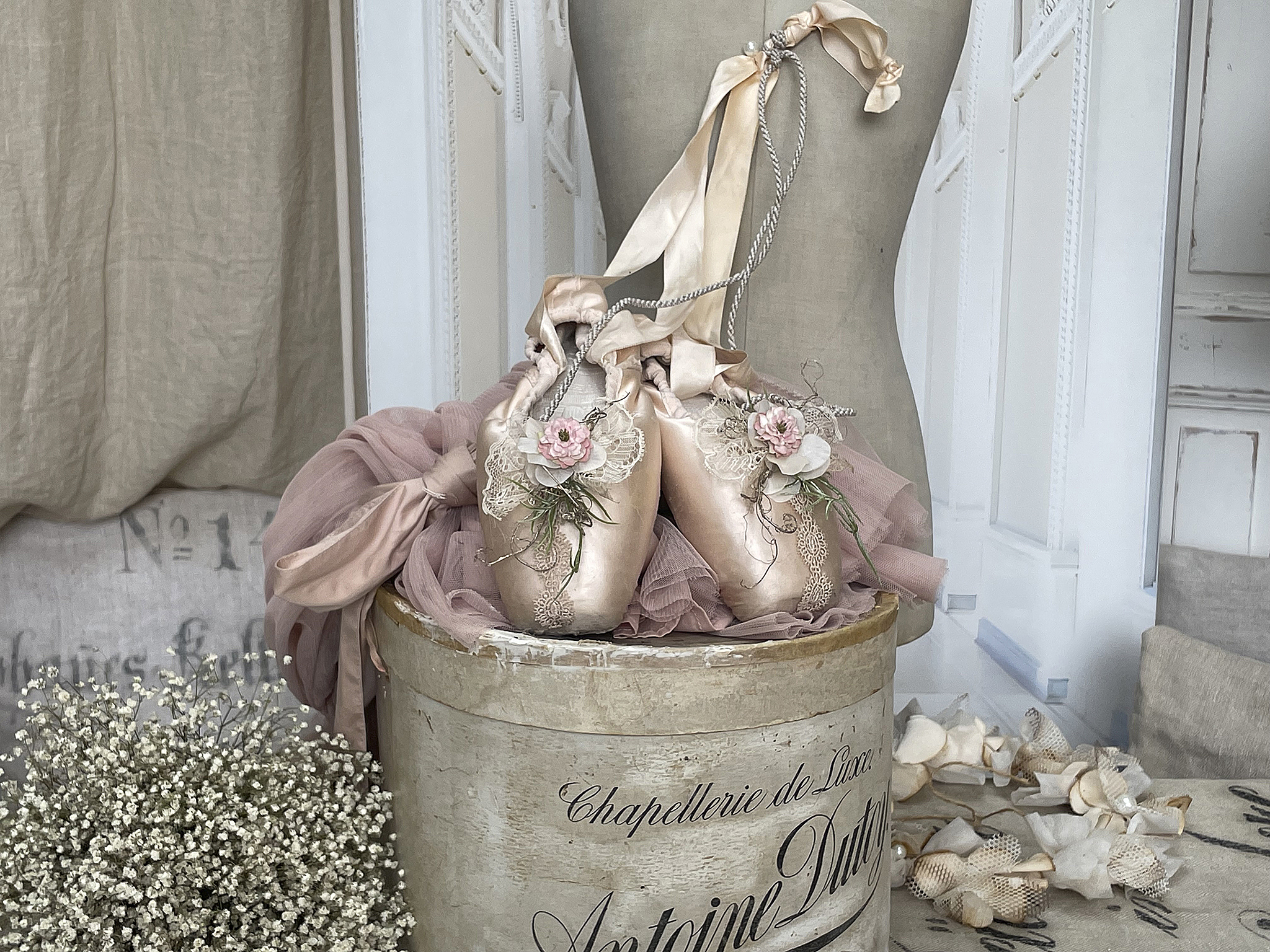 Alte Ballettschuhe Brocante mit Röschen und Spitze***