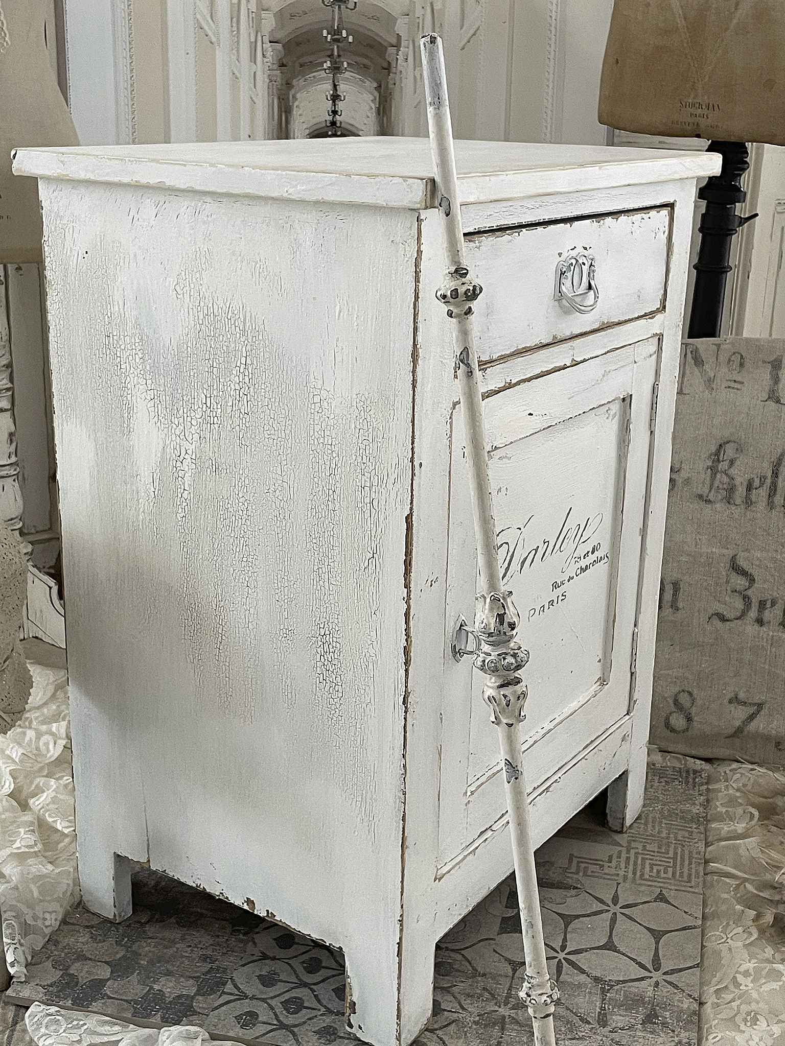 Antiker Beistellschrank in Shabbykleid*** Antiker Beistellschrank in Shabbykleid***