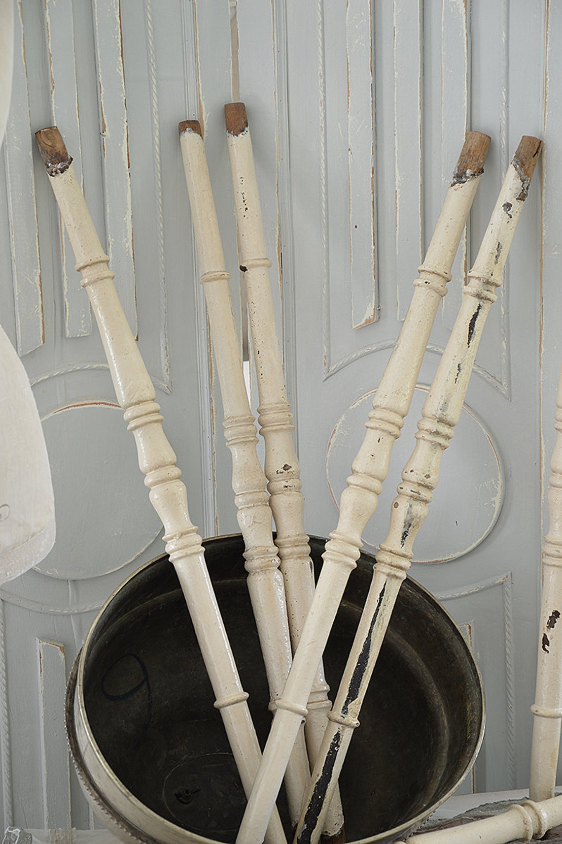 Antike Geländerstäbe im Originallack