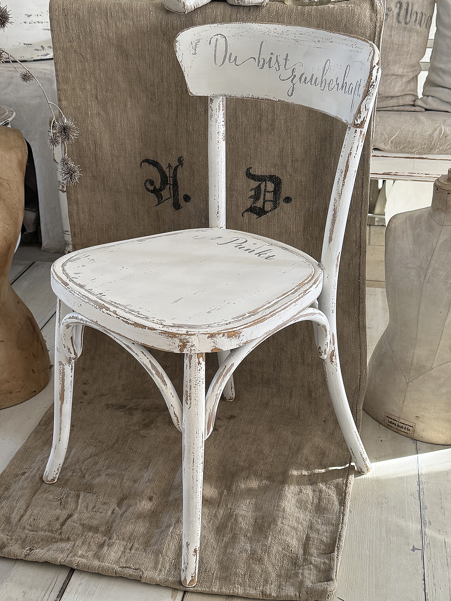 Alter Bugholzstuhl mit Shabbykleid & Herzensbotschaft***