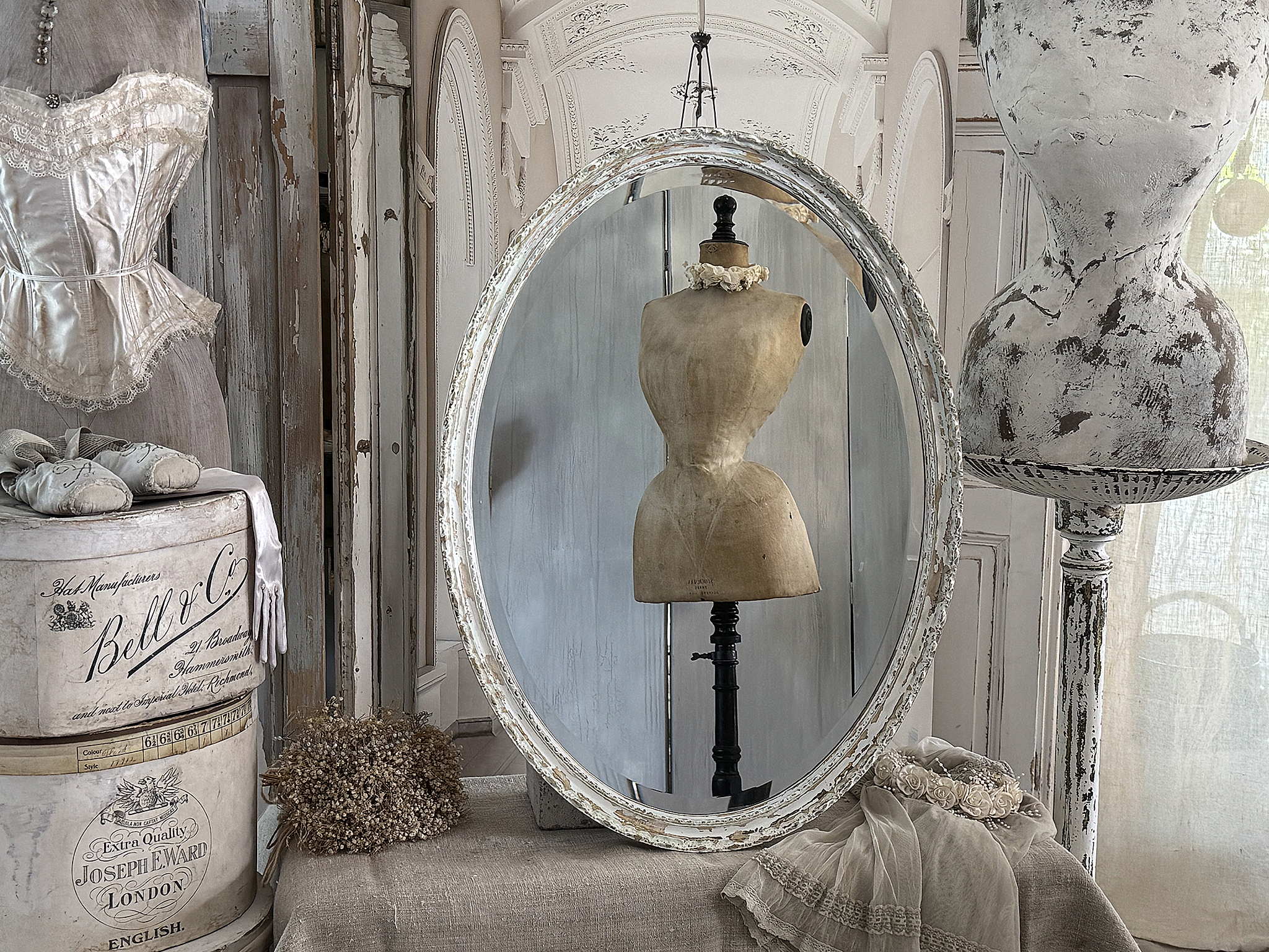 Alter ovaler Shabby Spiegel ***