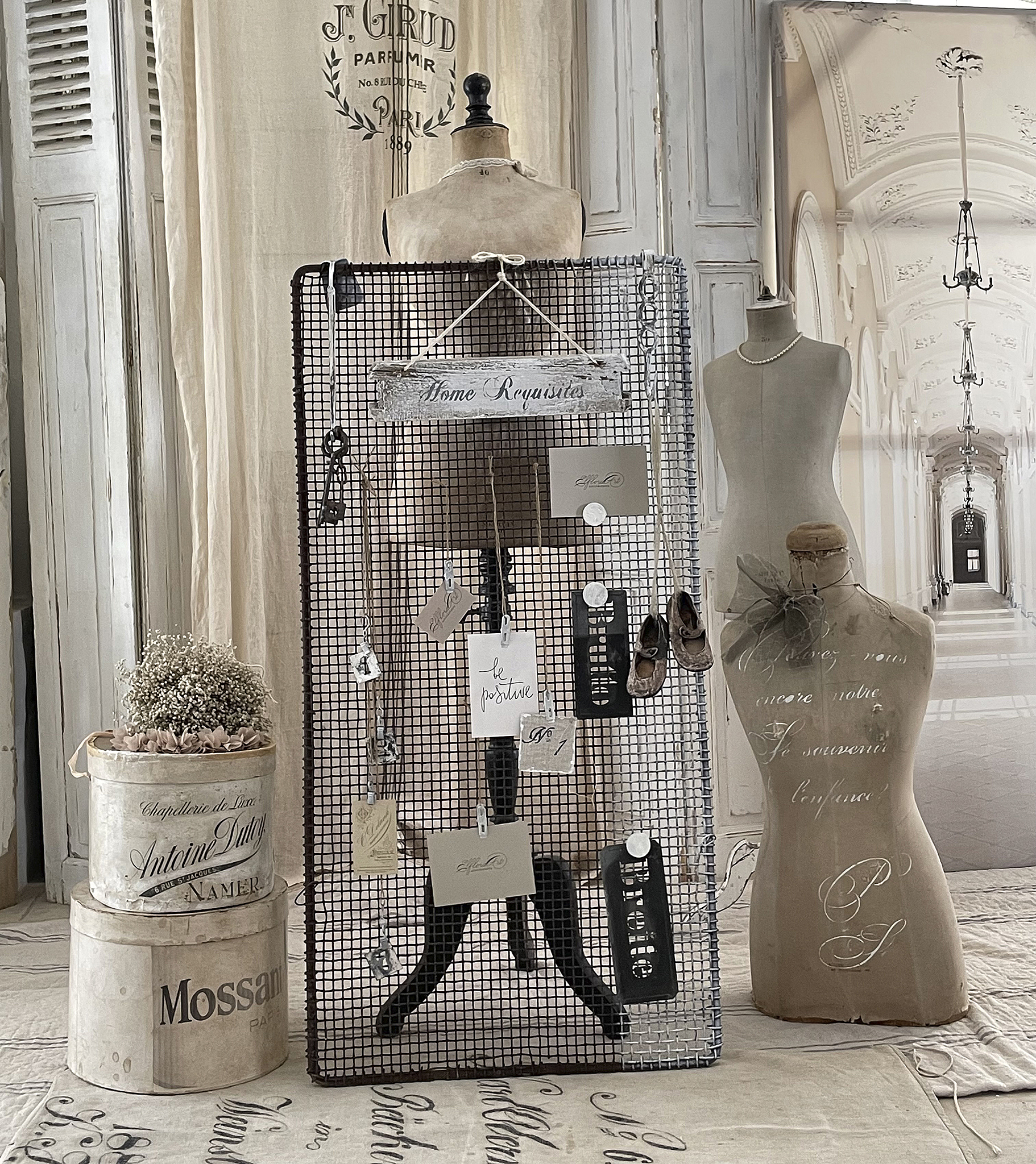Dekorativer Mannequin-Ständer mit Accessoires und Schriftzügen Mannequin-Ständer mit verschiedenen Accessoires und einer dekorativen Präsentation im Hintergrund