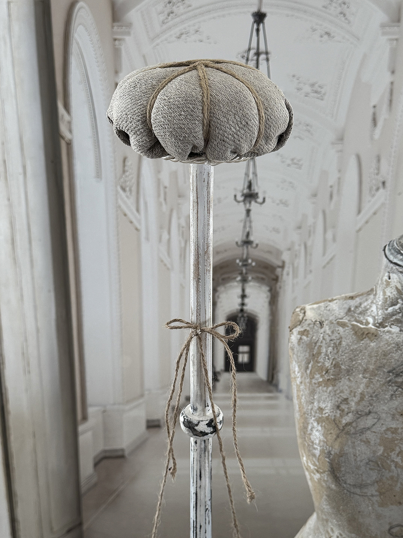 Alter Hutständer aus Holz mit Leinenpolster – Shabby Chic – Vintage – Nostalgischer Charme***