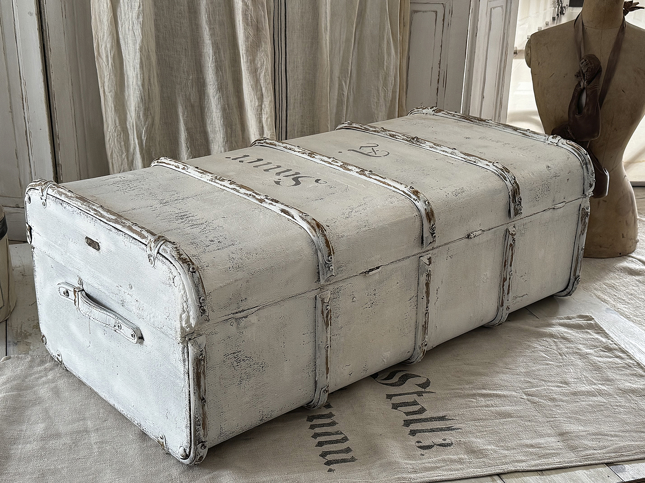Antiker Überseekoffer-Shabby Chic Weiß | Antike Schablonierung | Original Ledergriffe & Messingverschlüsse***