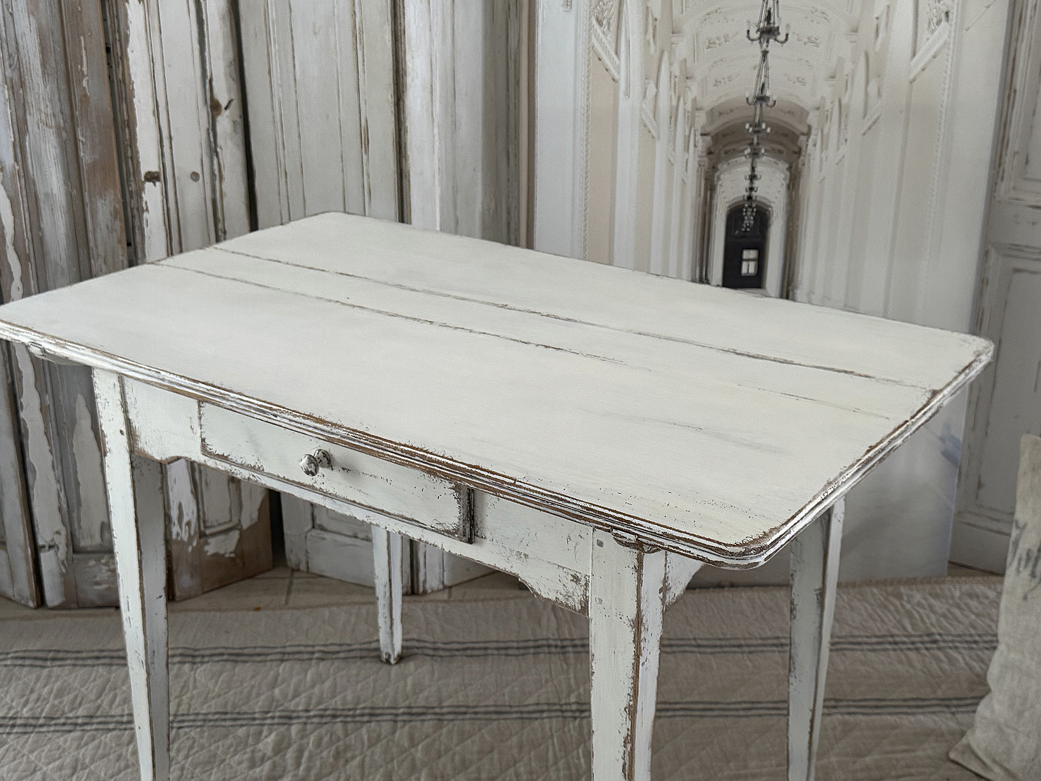 Antiker Shabby Tisch im weißen Kleid***