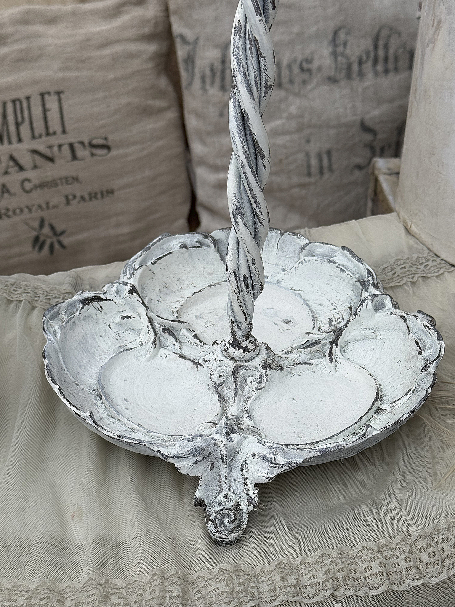 Dekorativer Vintage Fruchtständer aus Metall in Weiß Eleganter Fruchtständer mit drehbarem Stiel und detailreicher Gestaltung in Weiß