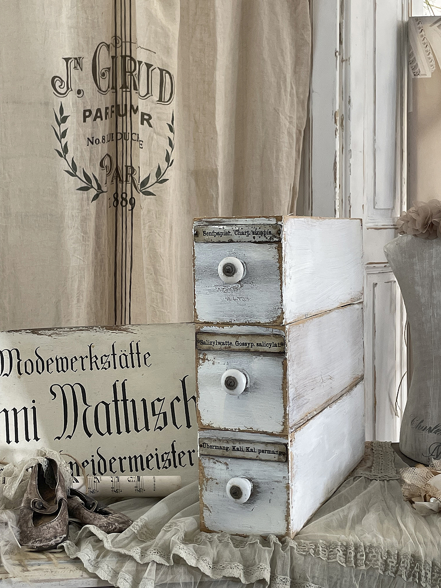 Vintage Schubladenschrank aus Holz mit beschrifteten Schubladen Holzschrank mit drei Schubladen, dekoriert für einen nostalgischen Look