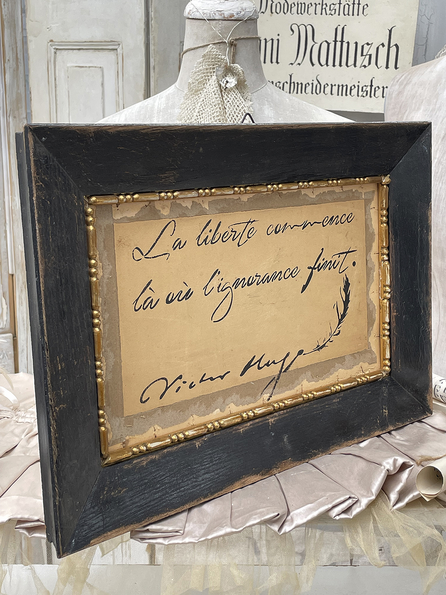Rahmen mit Zitat von Victor Hugo zur Freiheit Künstlerischer Rahmen mit dem Zitat 'La liberté commence là où l'ignorance finit.' von Victor Hugo.