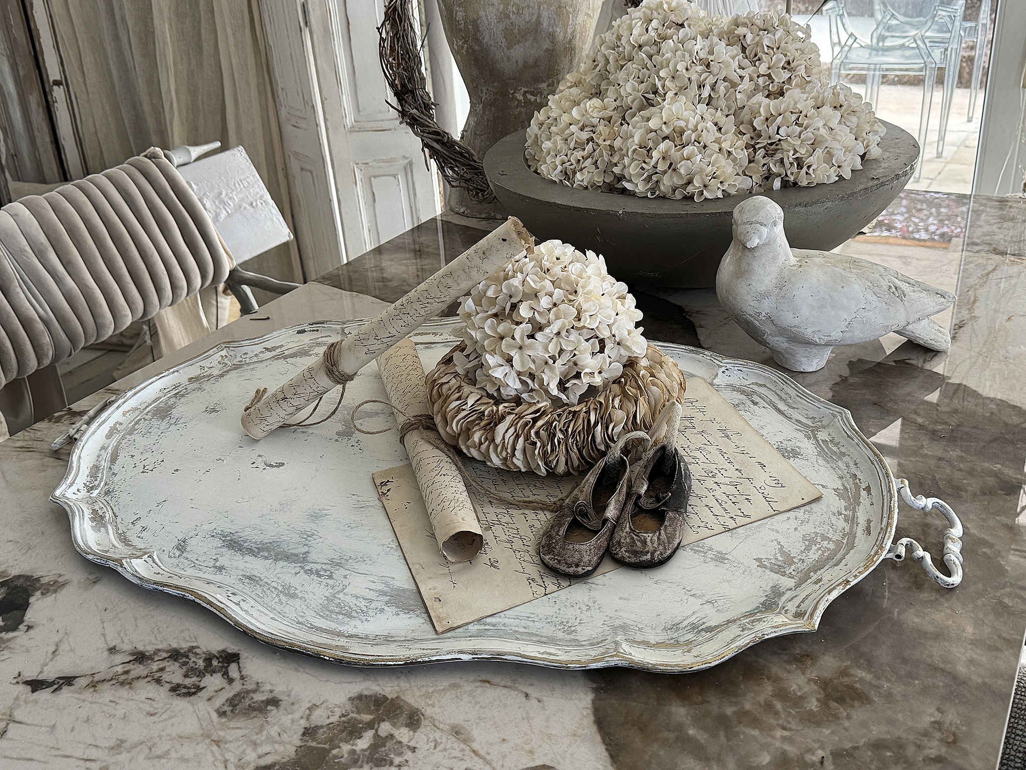 Sehr großes altes Messingtablett im mattweißen Shabby-Vintage-Look***