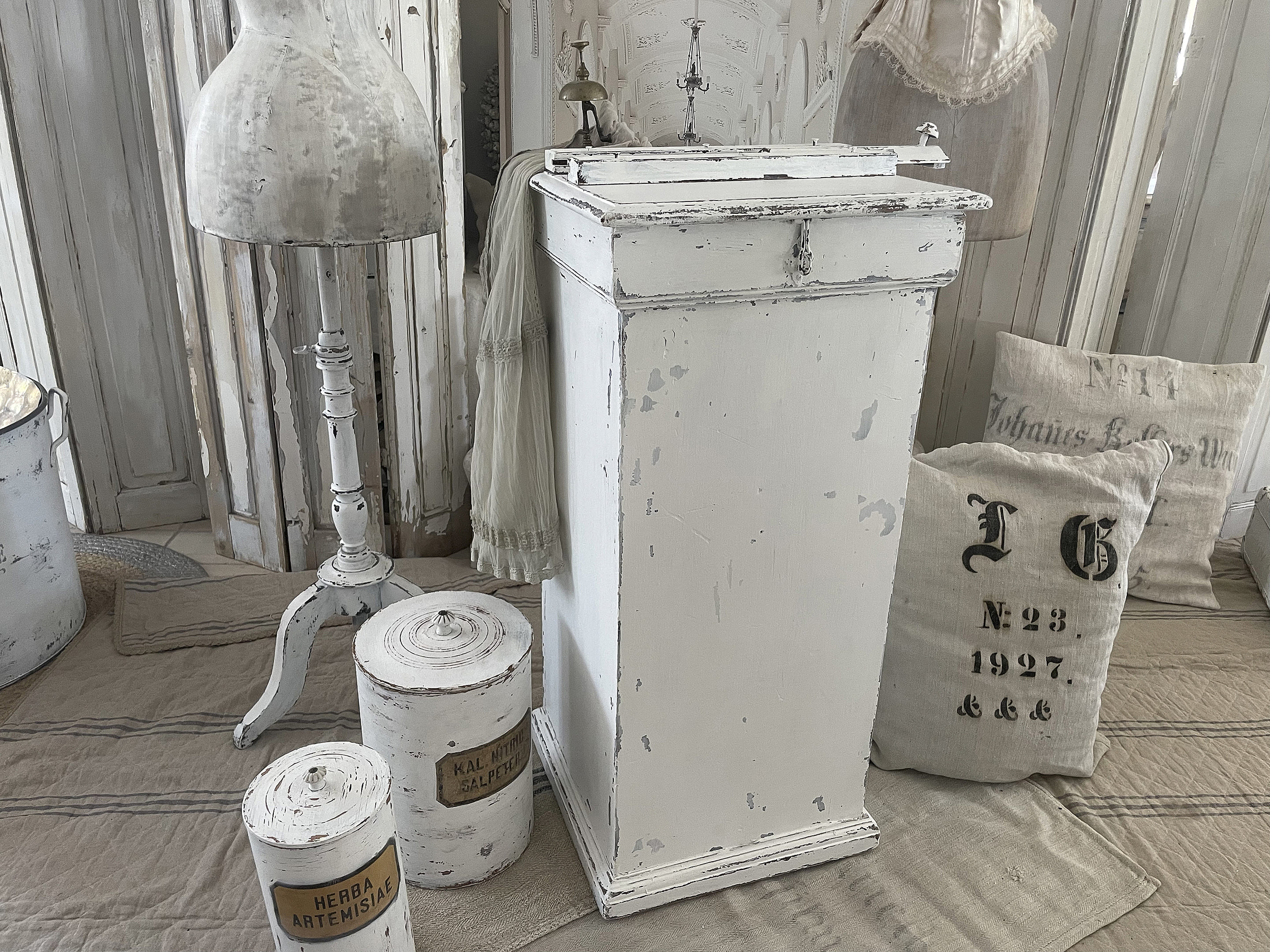 Uralte, große Wahlurne Shabby-Brocante