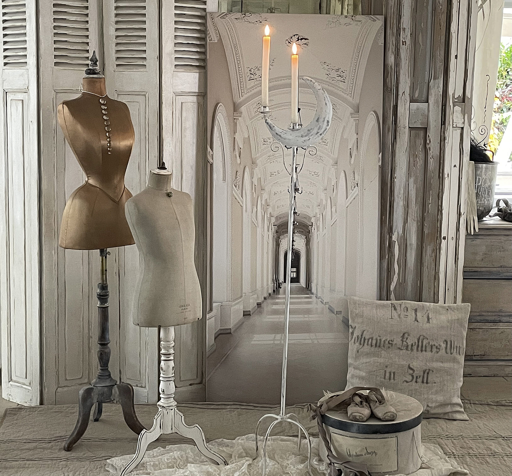 Dekorative Schneiderpuppen, Kerzenständer und Accessoires in elegantem Raum