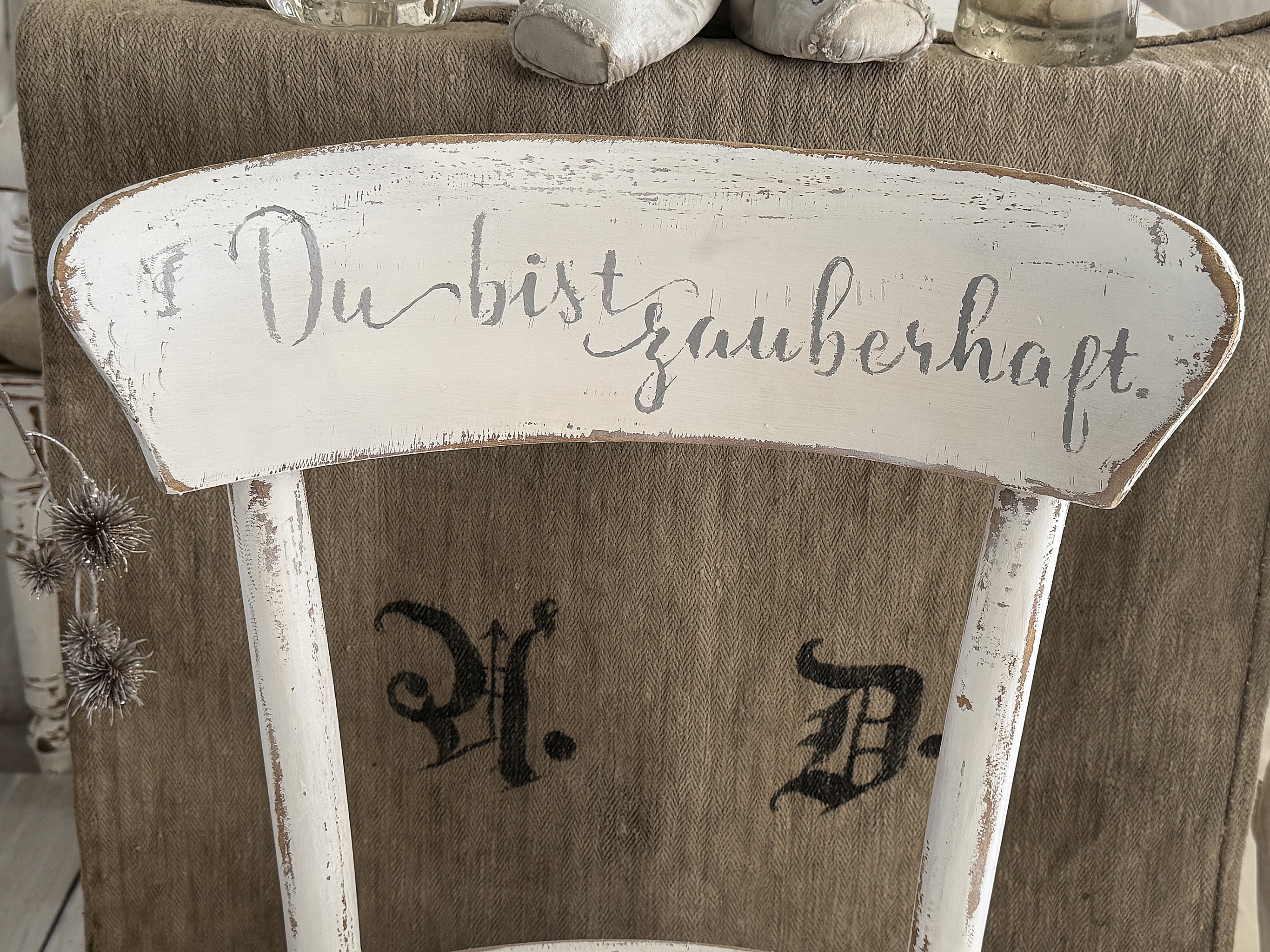 Alter Bugholzstuhl mit Shabbykleid & Herzensbotschaft***