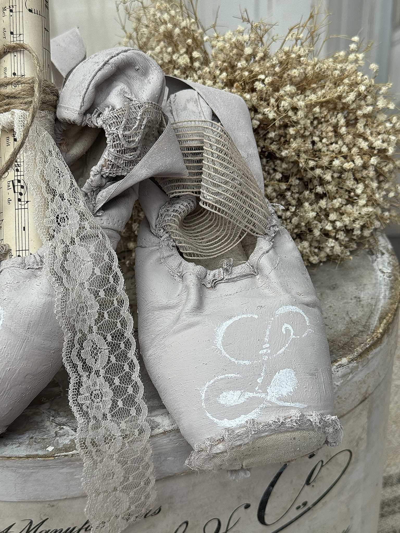 Alte Spitzenschuhe im taupen Vintagekleid L*** Alte Spitzenschuhe im taupen Vintagekleid L***