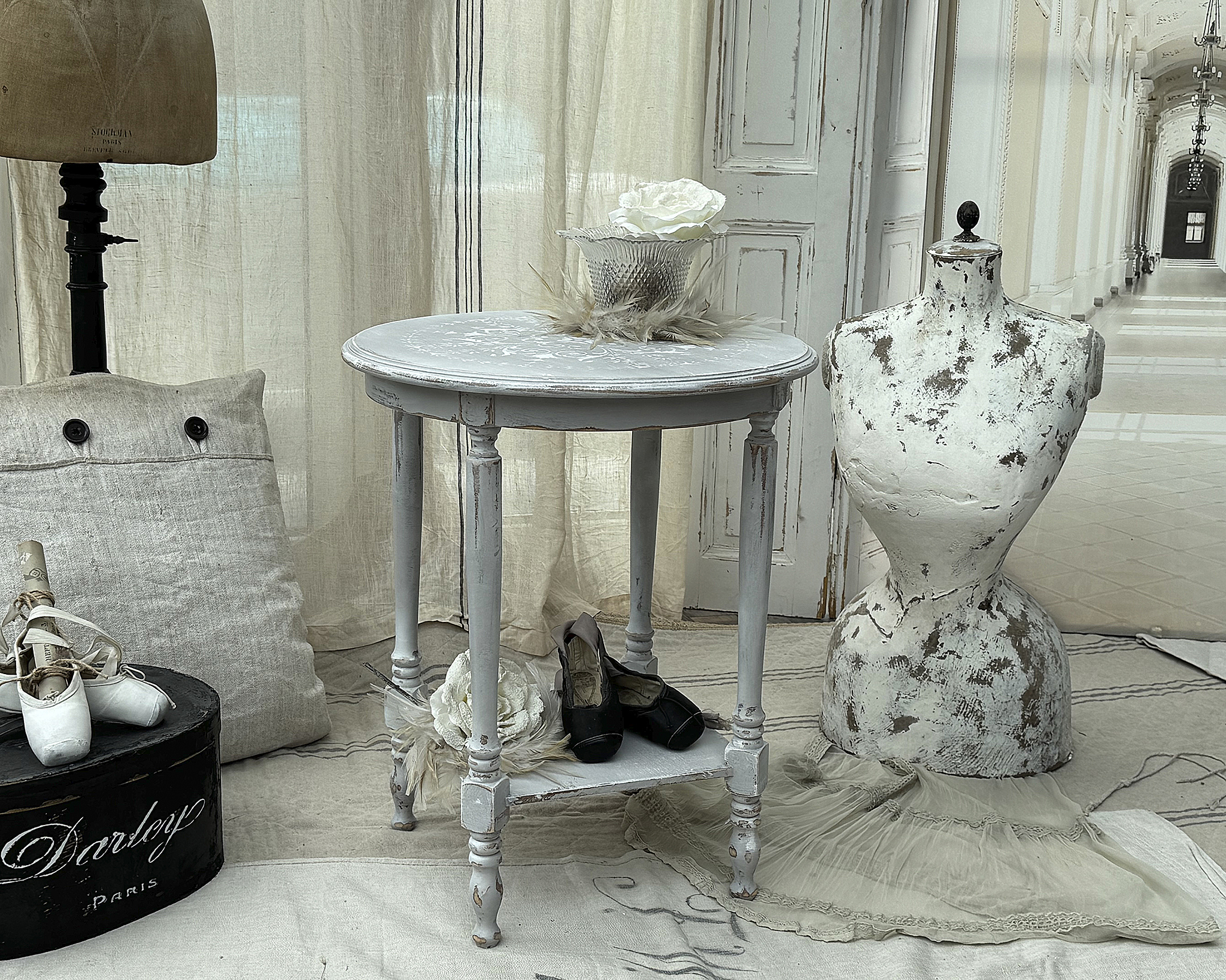 Zarter, runder Beistelltisch im Vintage-Look***