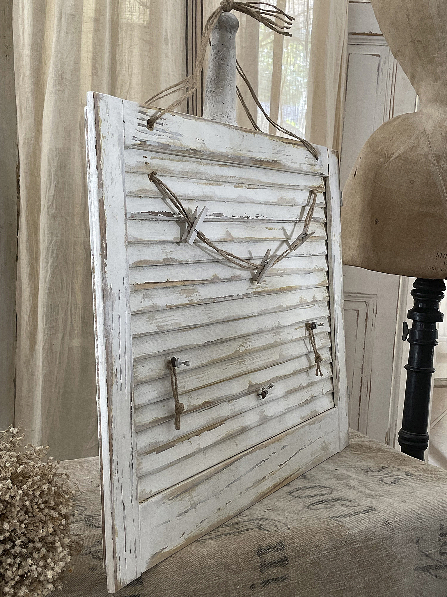 Dekorative Shabby Chic Wandtafel mit Wäscheklammern Shabby Chic Wandtafel aus Holz mit dekorativen Wäscheklammern und naturfarbenem Seil