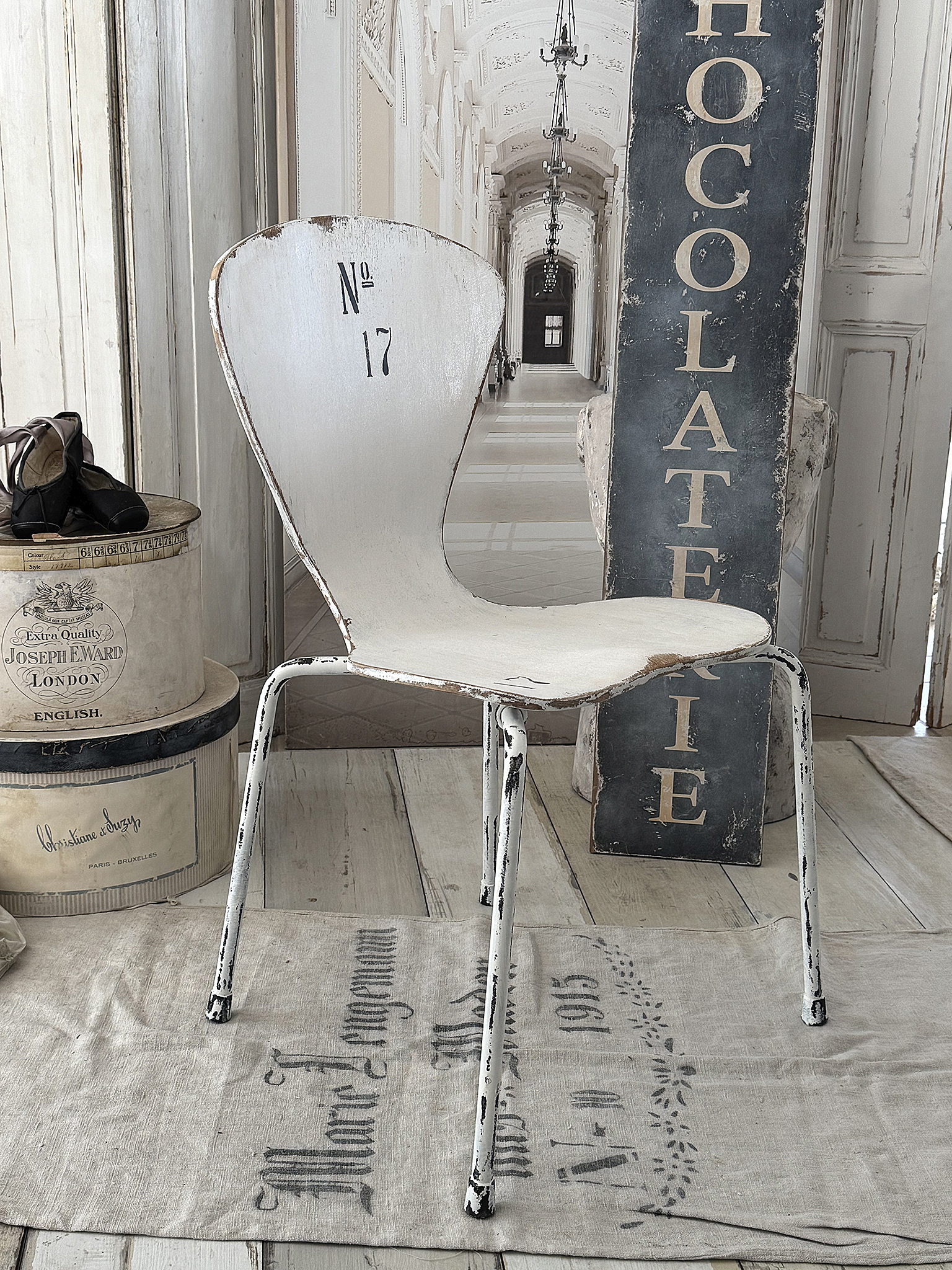 Vintage Shabby-Chic Stuhl – authentisches Mid-Century-Design mit Number 17***