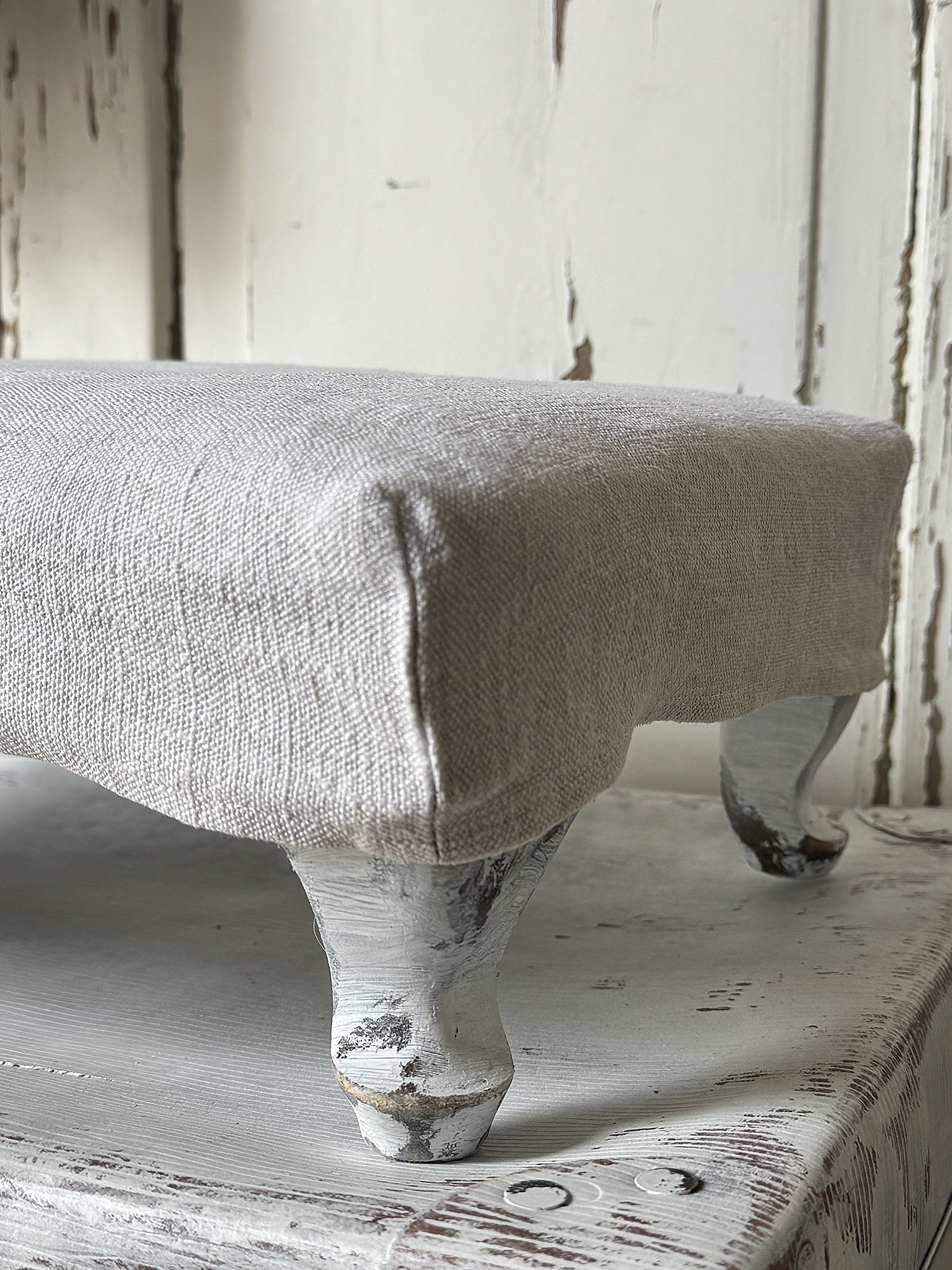 Verwandlungskünstler im Shabby-Look – Alter Gobelin-Fußhocker***