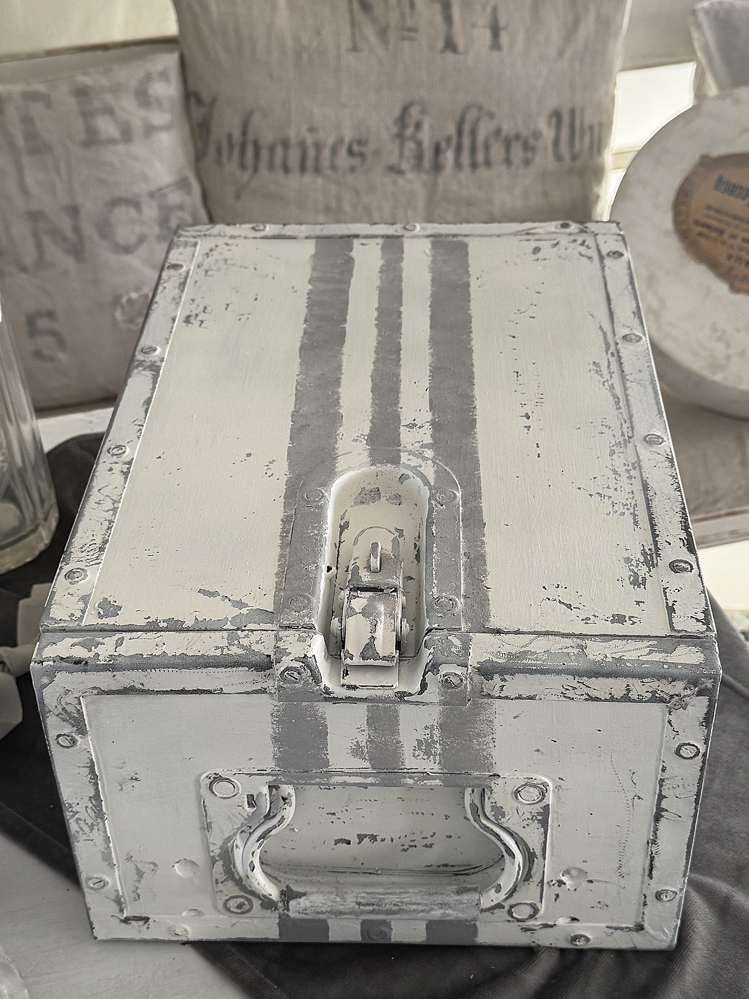 Alte Shabby-Holzkiste mit Metallbeschlägen – Vintage trifft Industriecharme***