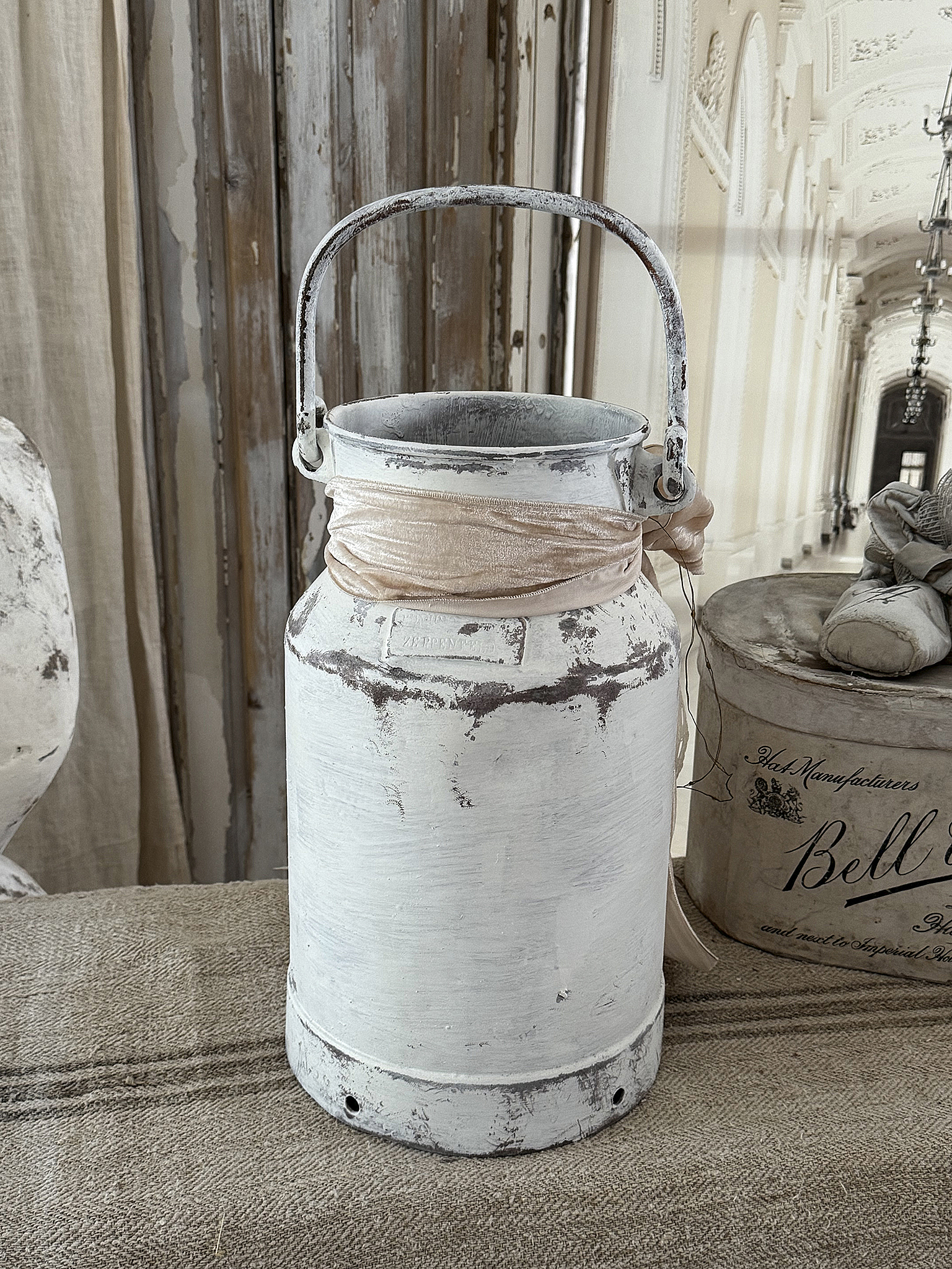 Alte Milchkanne im Vintage-Kleid***