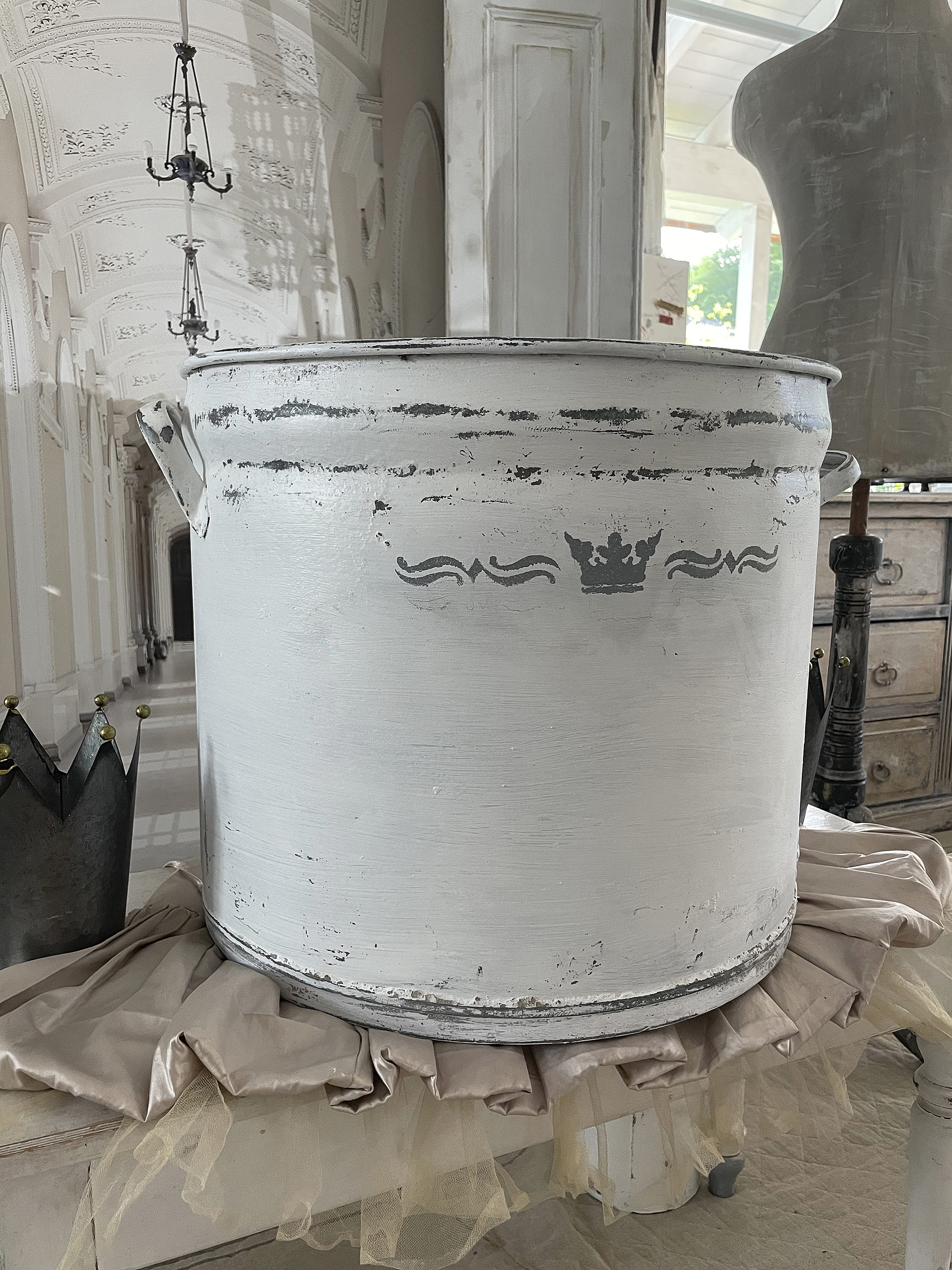 Rustikaler weißer Eimer mit Krone und antikem Design