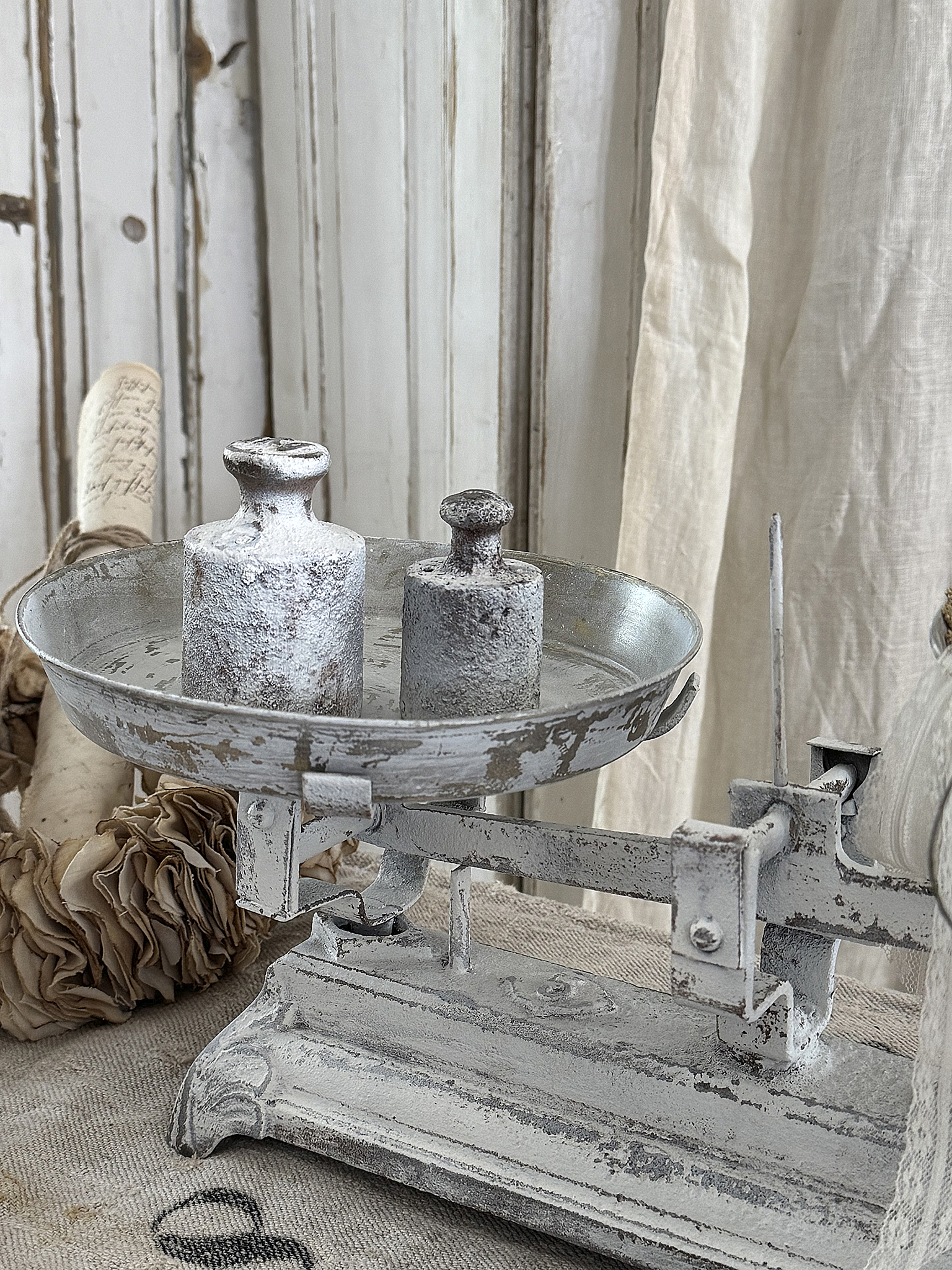Antike zarte Balkenwaage im Jugendstil mit romantischem Charme***