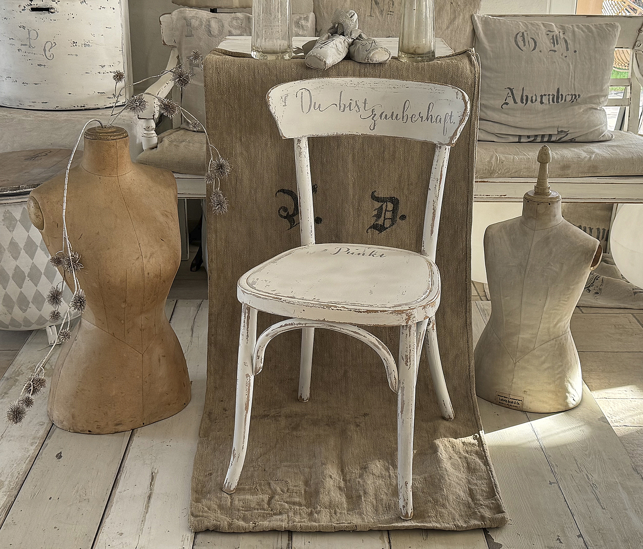 Alter Bugholzstuhl mit Shabbykleid & Herzensbotschaft***