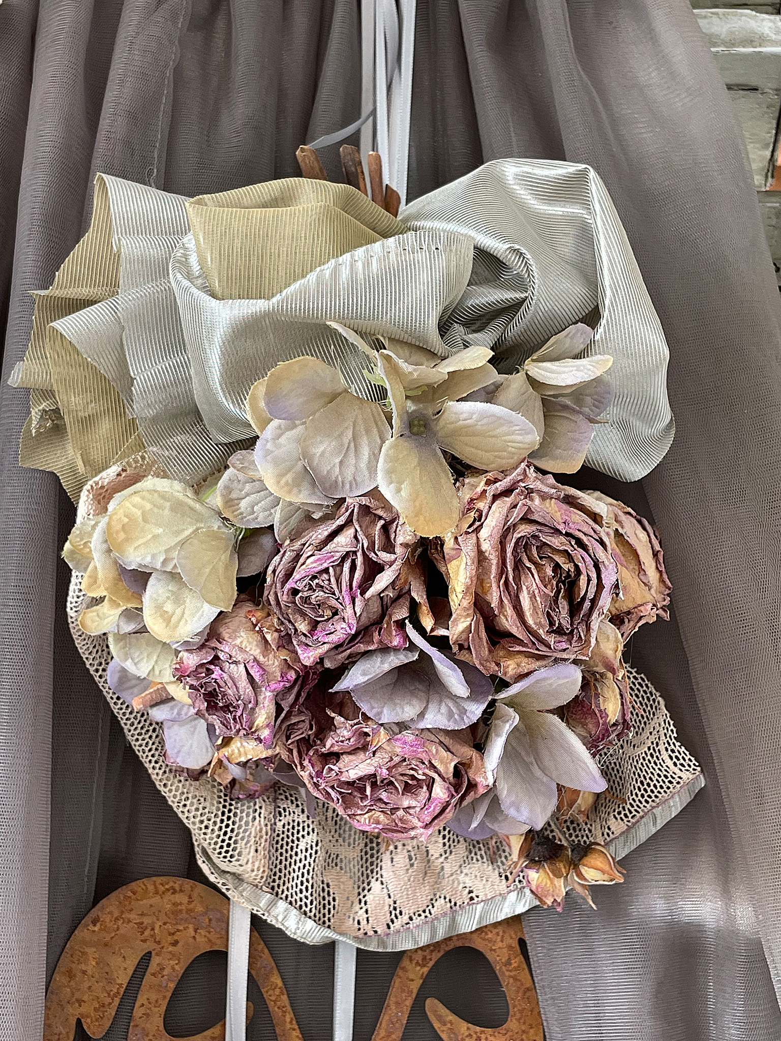 Tüll/Blüten und Eisen im Einklang*** Tüll/Blüten und Eisen im Einklang***