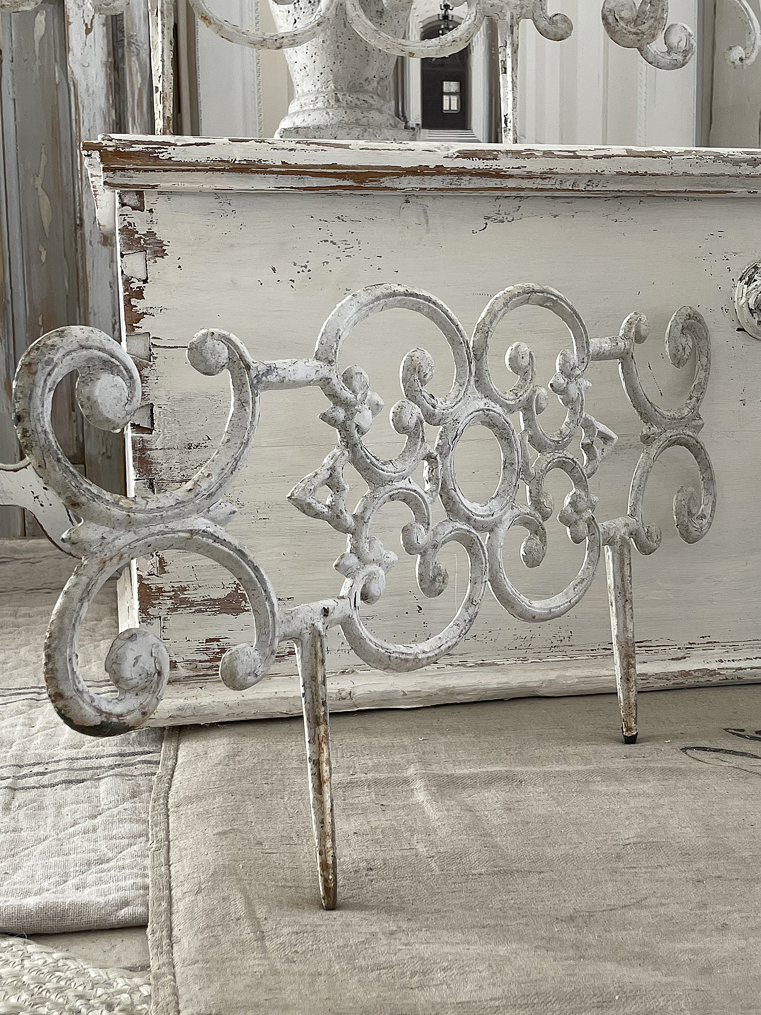 Eleganter Metallständer mit verschnörkeltem Design Dekorativer Metallständer in Weiß mit geschwungenem Muster