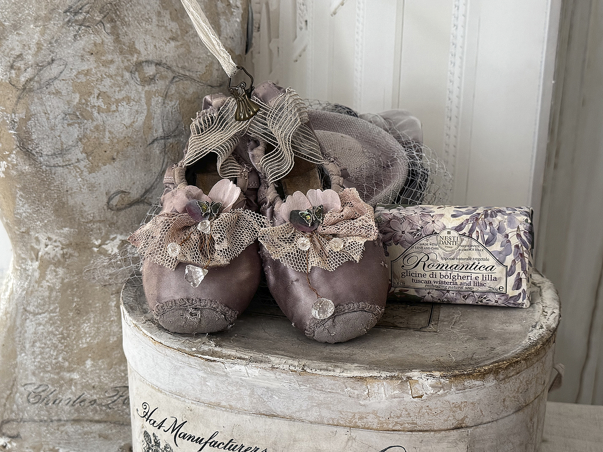 Ein Hauch vergangener Bühne – Ballettspitzenschuhe voller Geschichte***