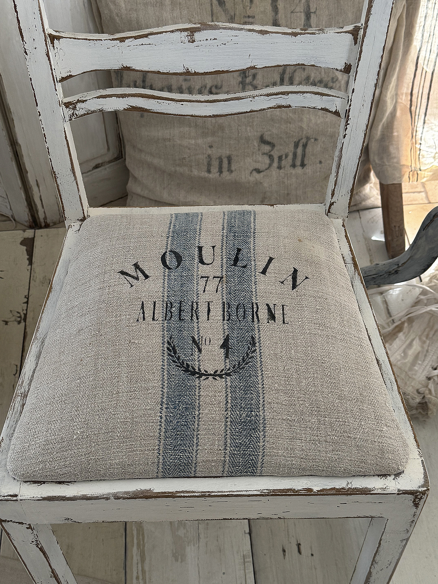 Alter Polsterstuhl mit Mehlsack Moulin***