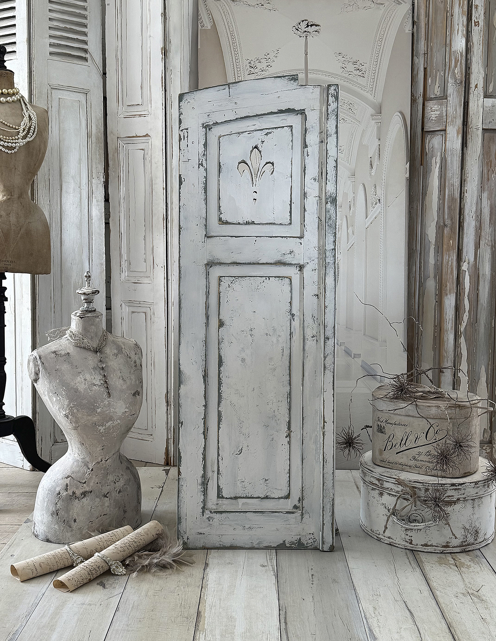 Antiker französischer Shabby-Fensterladen aus Vollholz mit Lilien-Dekor 1***