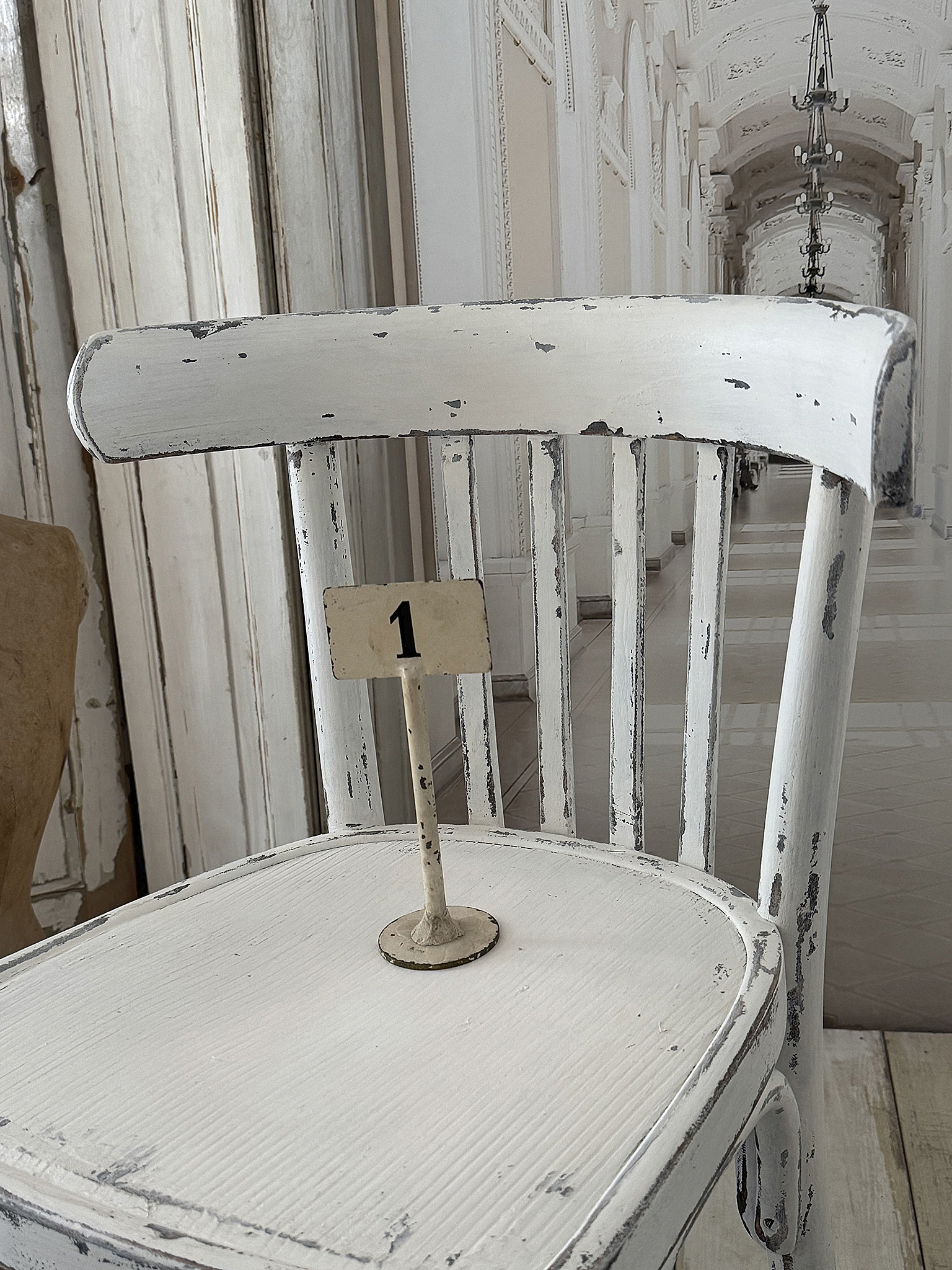 Antiker Bugholzstuhl – Matt-Weiß – Shabby Chic – Vintage Stuhl mit Patina***